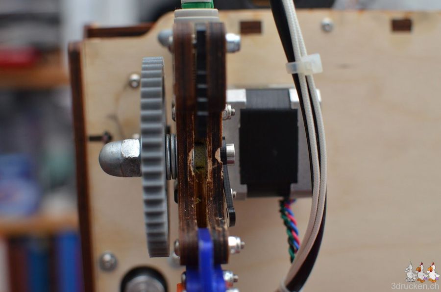 Zwei Druckversuche mit gelbem PLA nach jeweils 1-2 h gescheitert