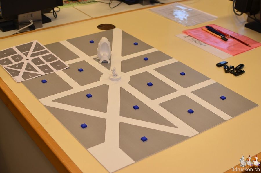 Gueggelplatz und die ersten zwei Gebäude der Schülerinnen und Schüler