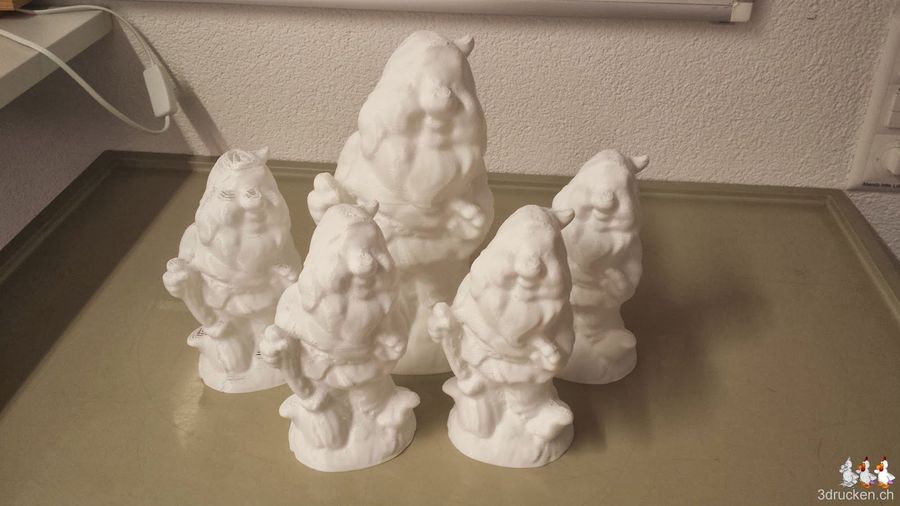 Gartenzwerg in zwei Teilen im Massstab 1:1