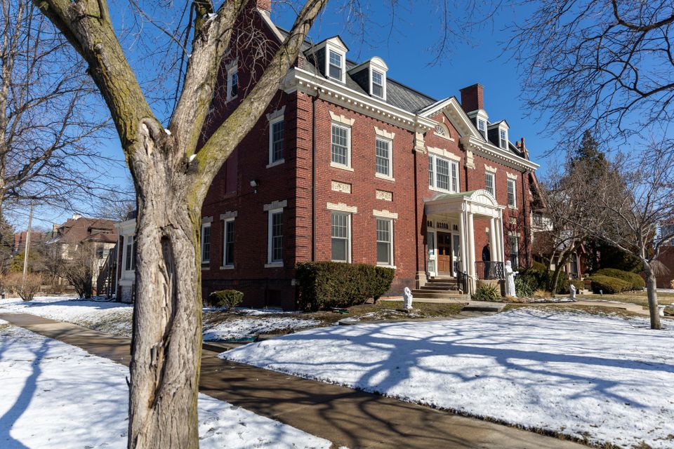 Exterior of Jefferson House in Detroit. It is a red-brick mansion in the Colonial style built in the early 20th Century.