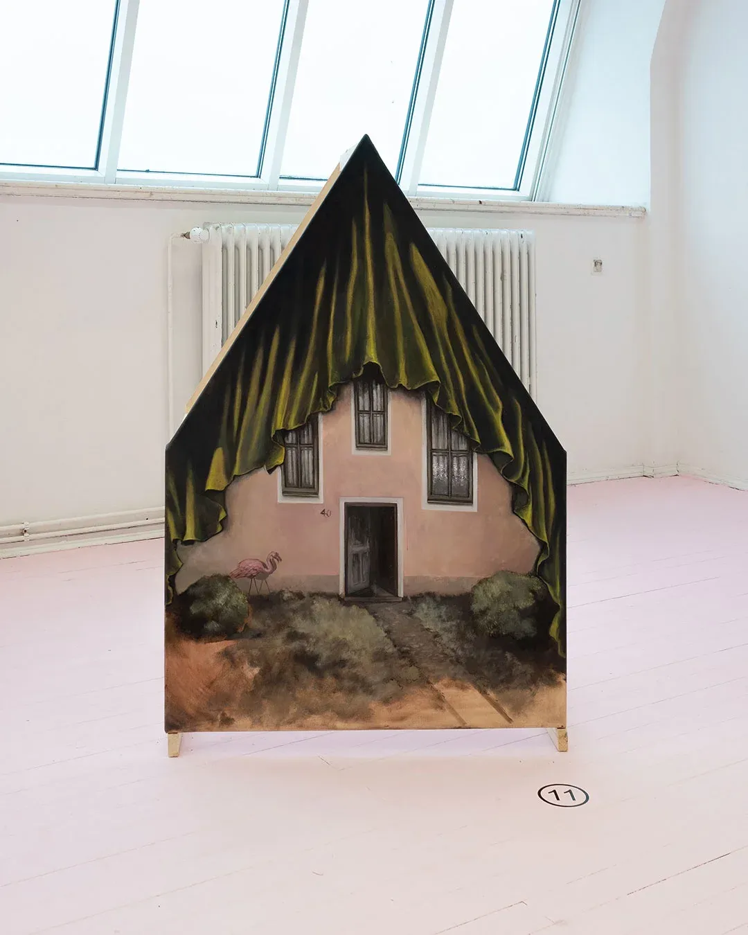 Eliane Diur, oil on canvas object painting, façade with curtain roof, Leipzig emerging artist, German figurative painting