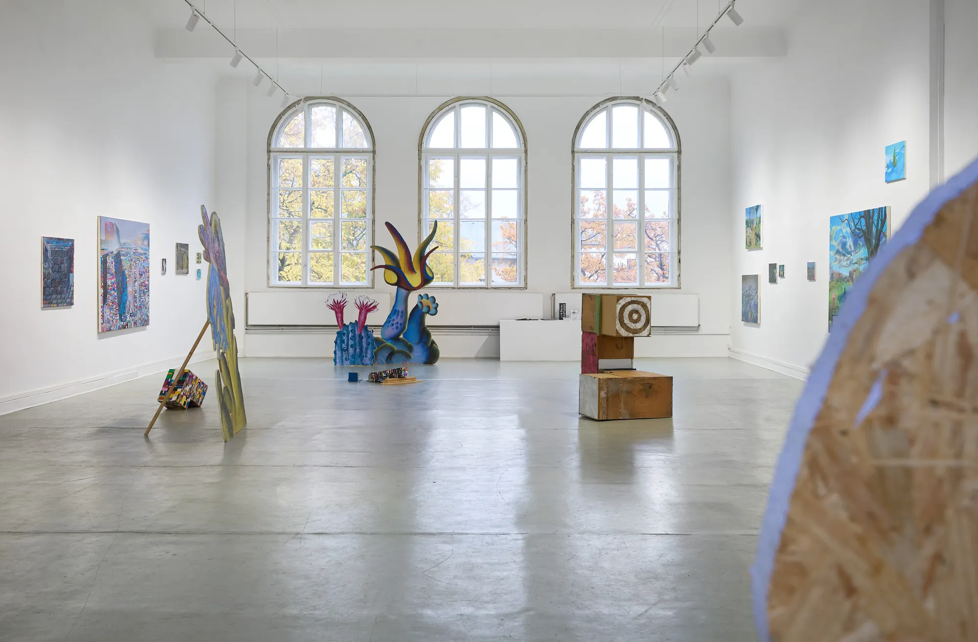 Martin Schuster installation view, Alte Handelsschule Leipzig 2023, paintings and sculptures.