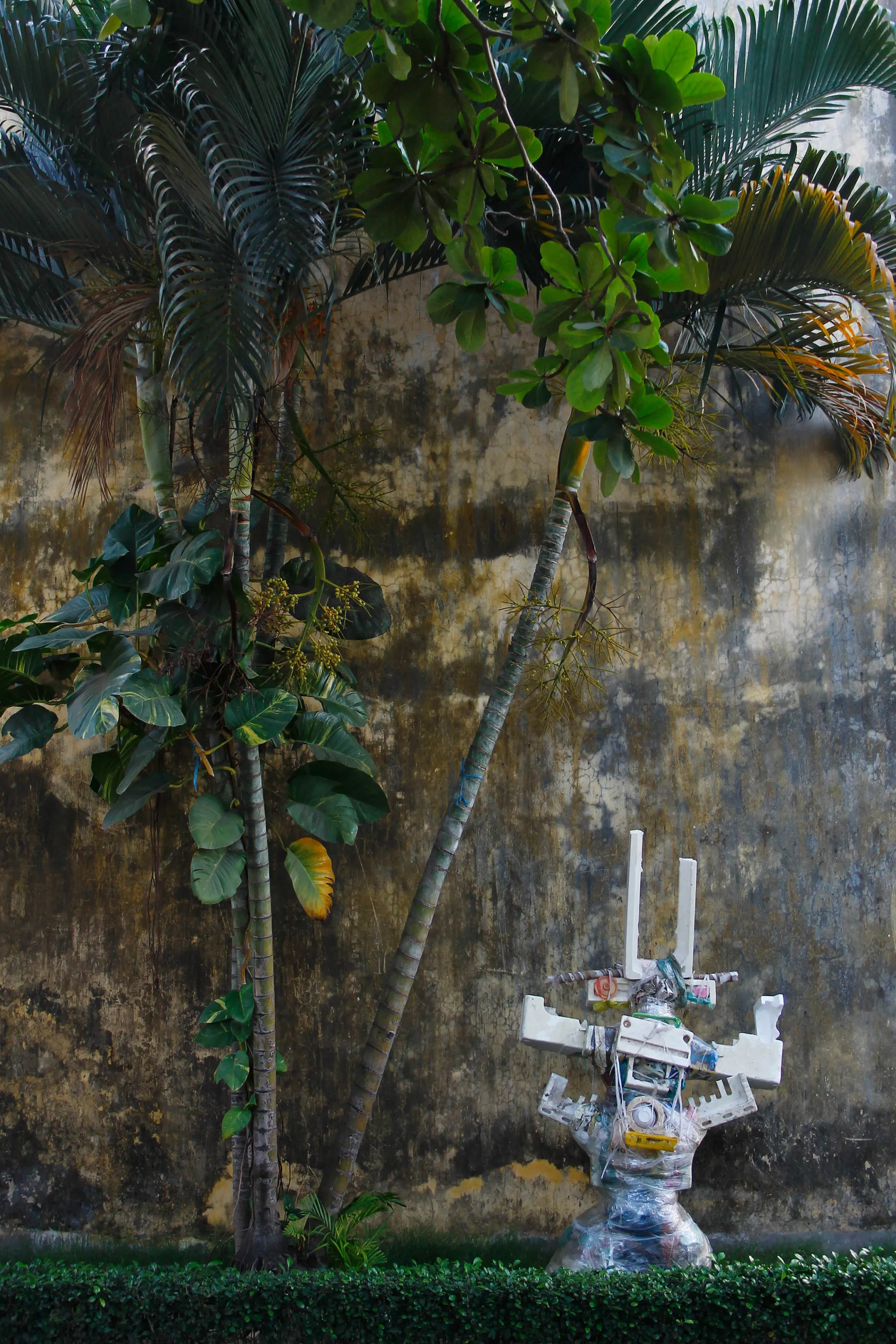 Martin Schuster sculpture, found-object robot outdoors, 2013.