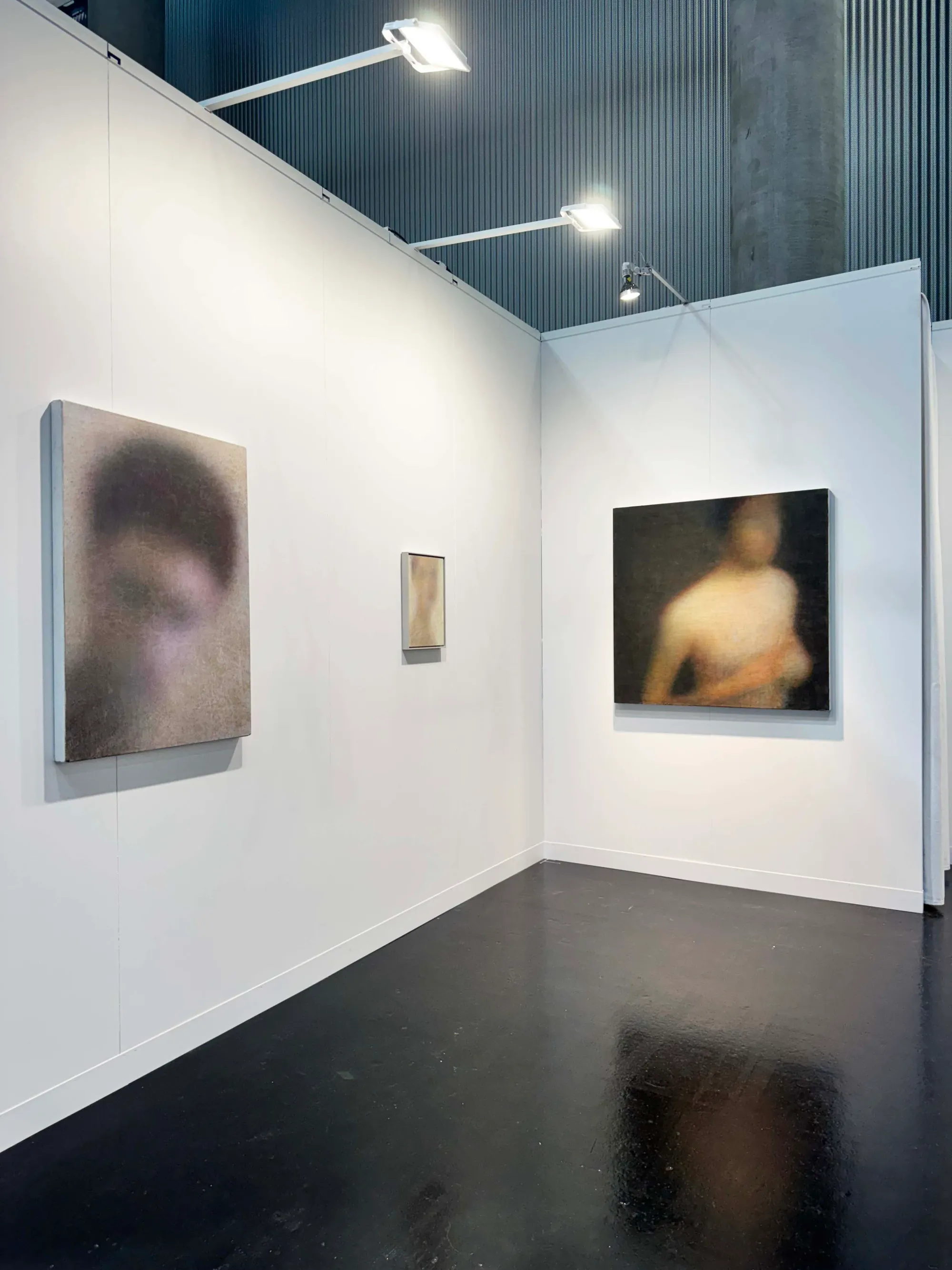 Robert Bosisio, figurative painting with blurred contours, Rodler Gschwenter Gallery, Vienna Contemporary 2025.