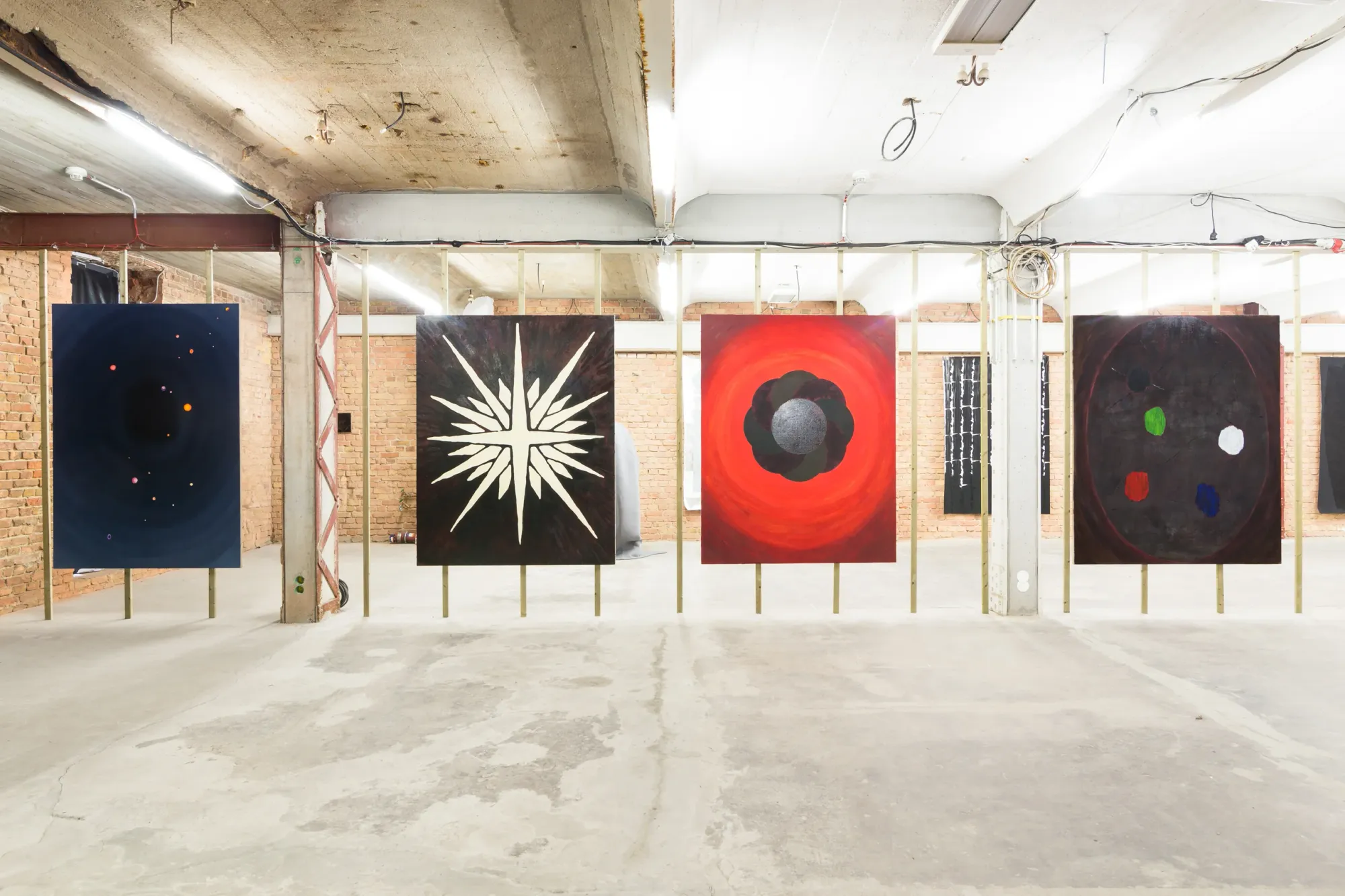 Matthias Esch, Cool Runnings exhibition view, large-scale abstract paintings with circular and star motifs, Berlin 2015.