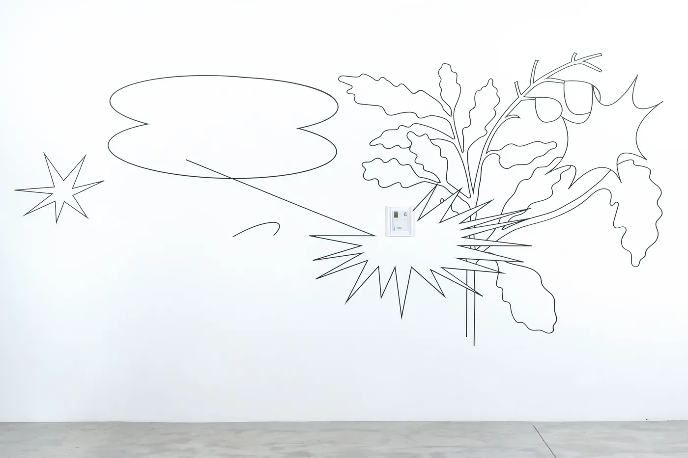 Installation view of Sashimi consciente en la cabaña de cristal by Grip Face at Labibi Reus Country. The exhibition features a mirrored tepee and large painted canvases exploring the tension between digital visibility and refuge.