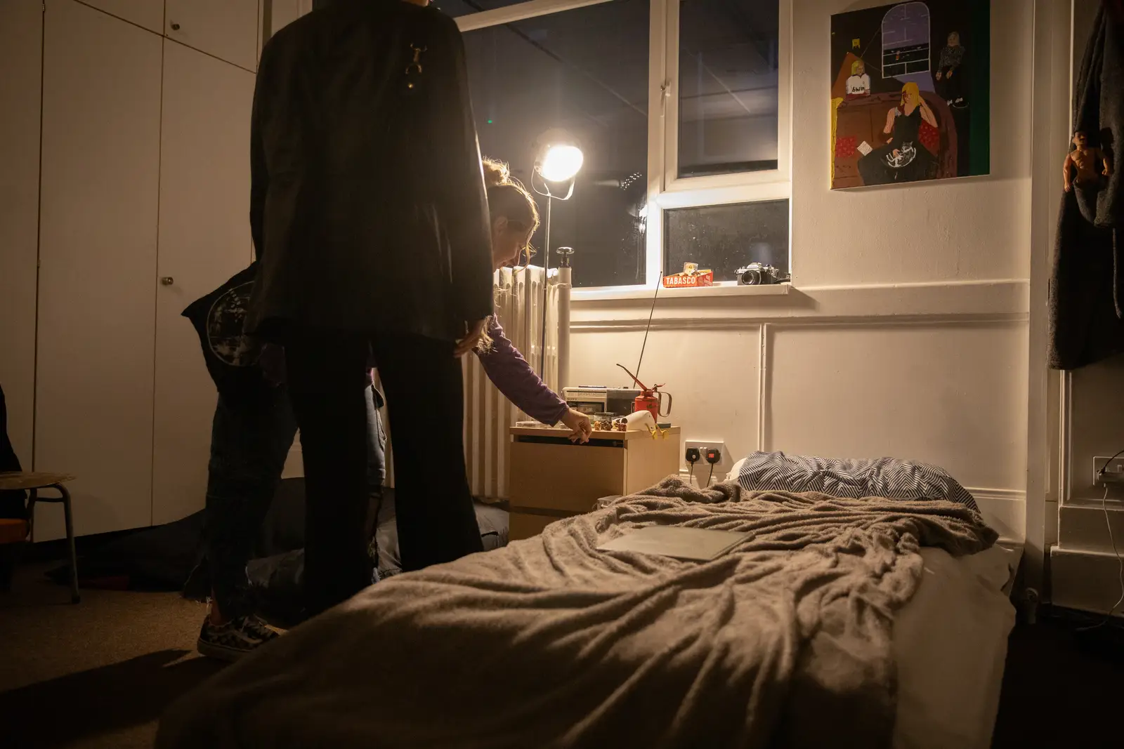 Two visitors discussing a Paes painting during the exhibition, seen from behind.