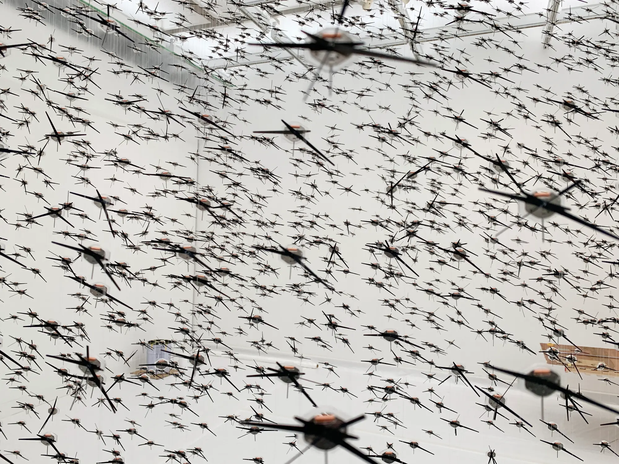 目[mé] art collective, installation view - movements (2019) suspended swarm installation composed of hundreds of small black elements floating in space, installation view at Chiba City Museum of Art.