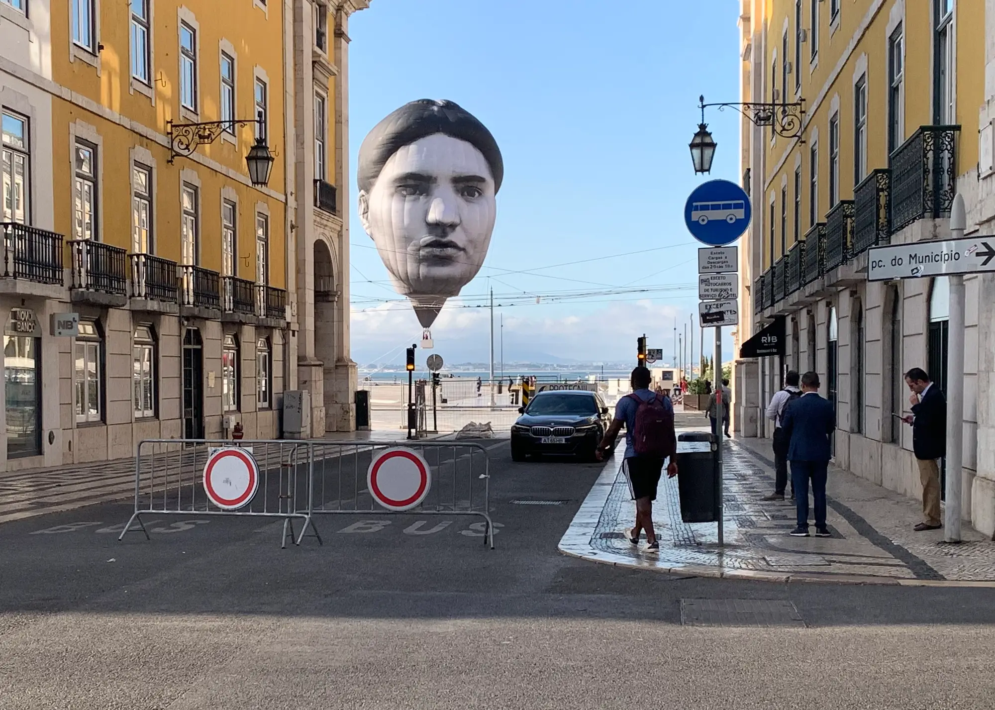 目 [mé] masayume (2023) hot air balloon sculpture featuring a monumental female head floating between historic buildings in Lisbon during Engawa – A Season of Contemporary Art from Japa