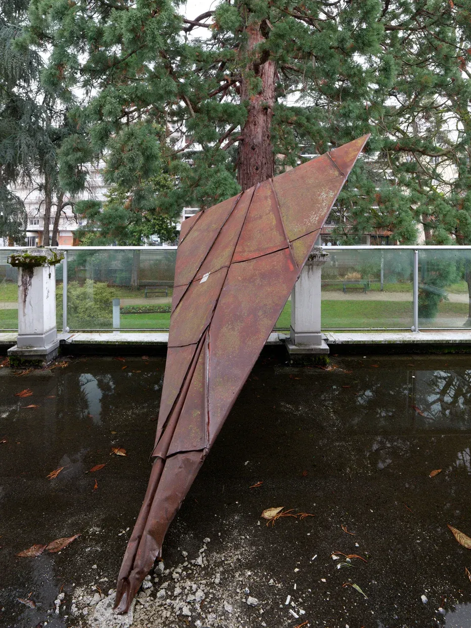 Flo Kasearu, Uprising (2015), outdoor sculpture at Villa du Parc, Annemasse.