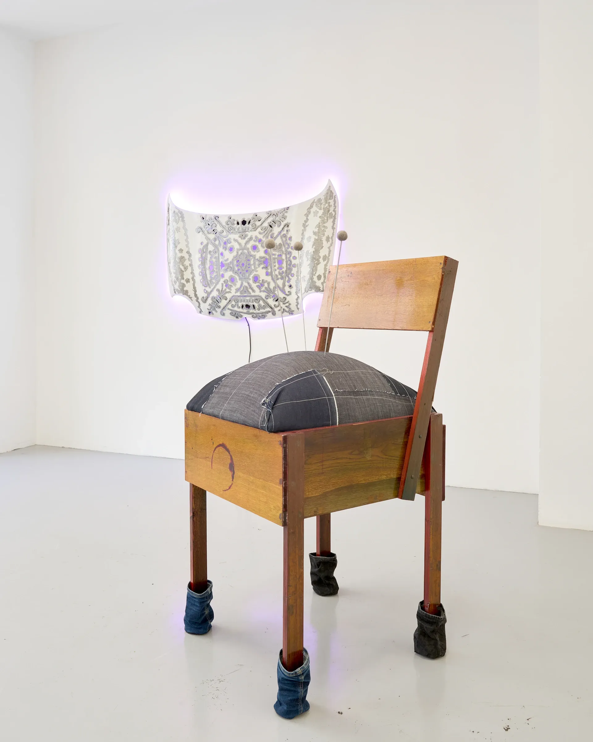Nik Timková,&nbsp;this chair smells like girl, sculpture exhibiton view