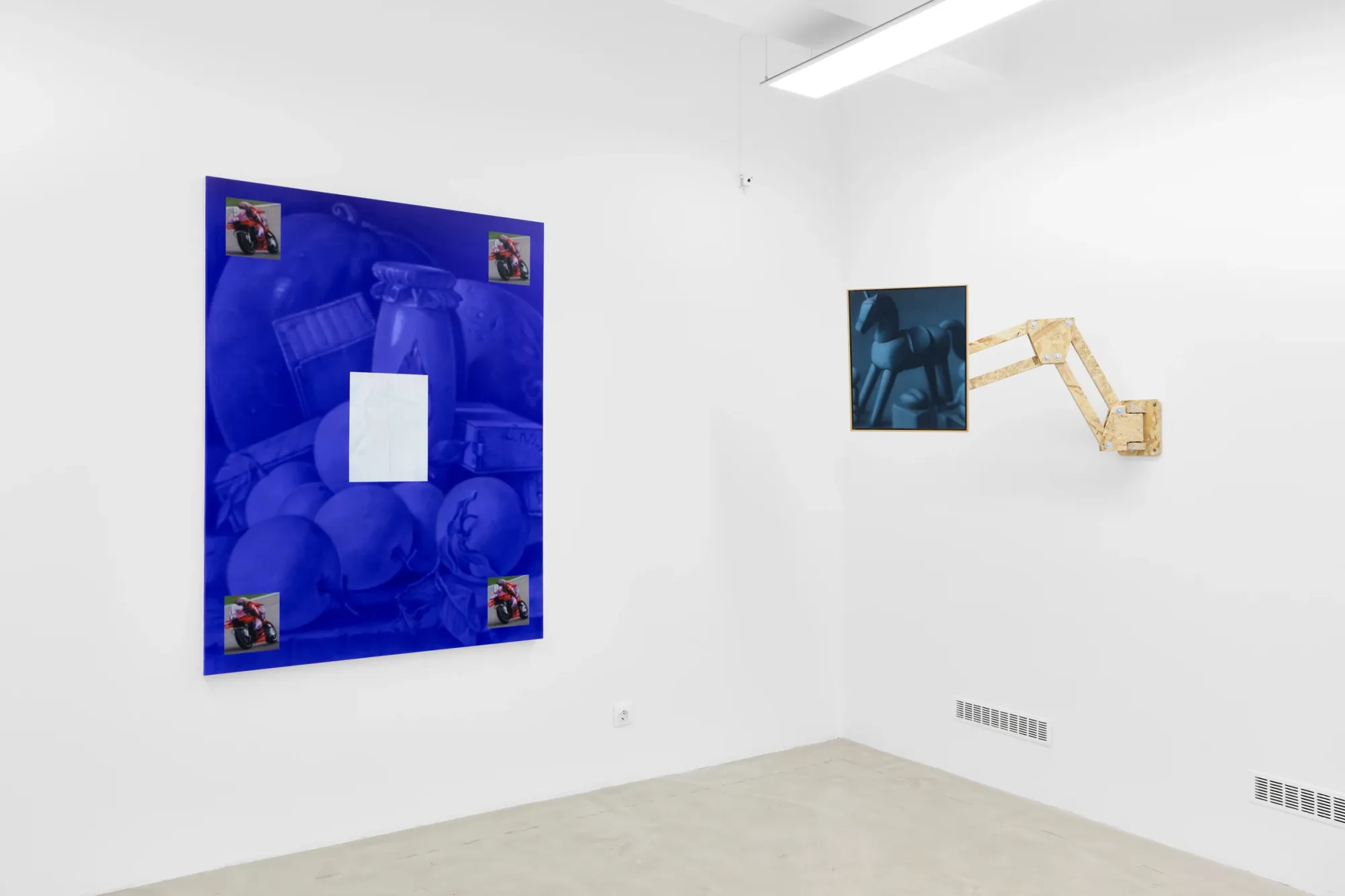 paul riedmüller, installation view, exhibition, painting and installation with wooden arm, Horizont Gallery Solo Show, Budapest