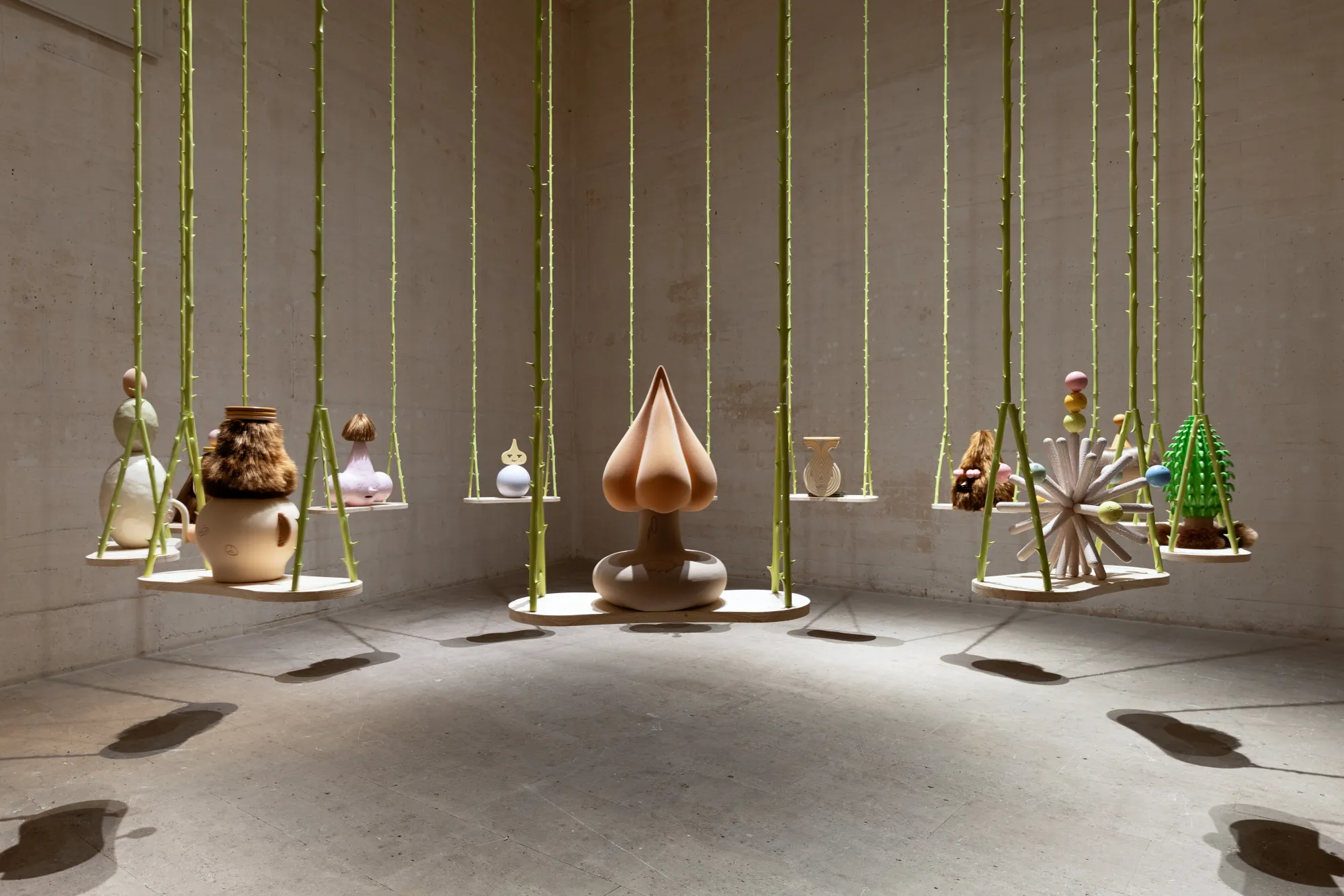 Grip Face, Utopía del Lodo y Sashimi de Bruma, suspended sculptural figures on swing platforms inside Espai Cúbic gallery space, Miró Foundation Museum, Barcelona.