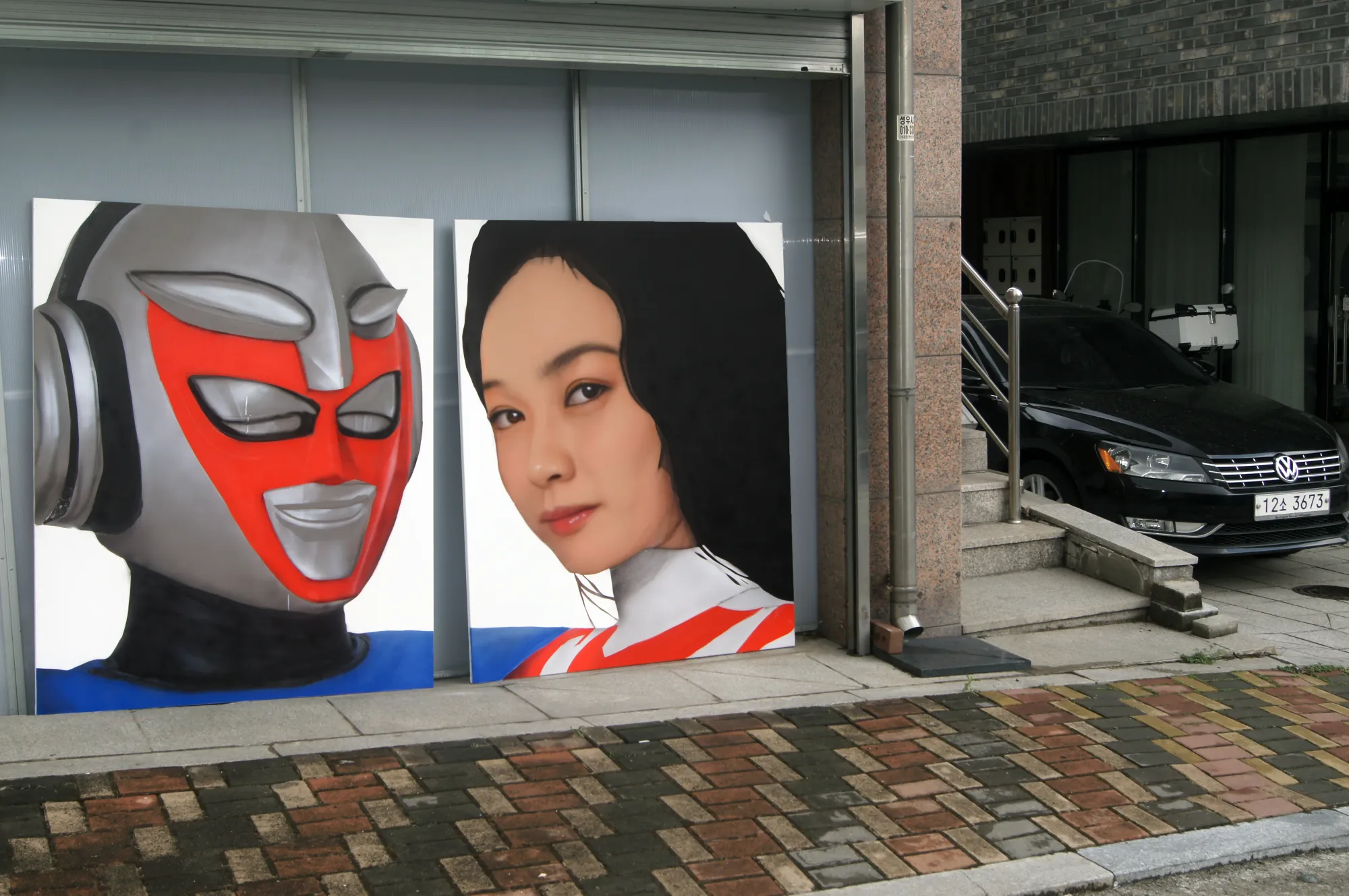 Gallery window displaying P.Kim Kimtaegi paintings with red masked character and female portrait.
