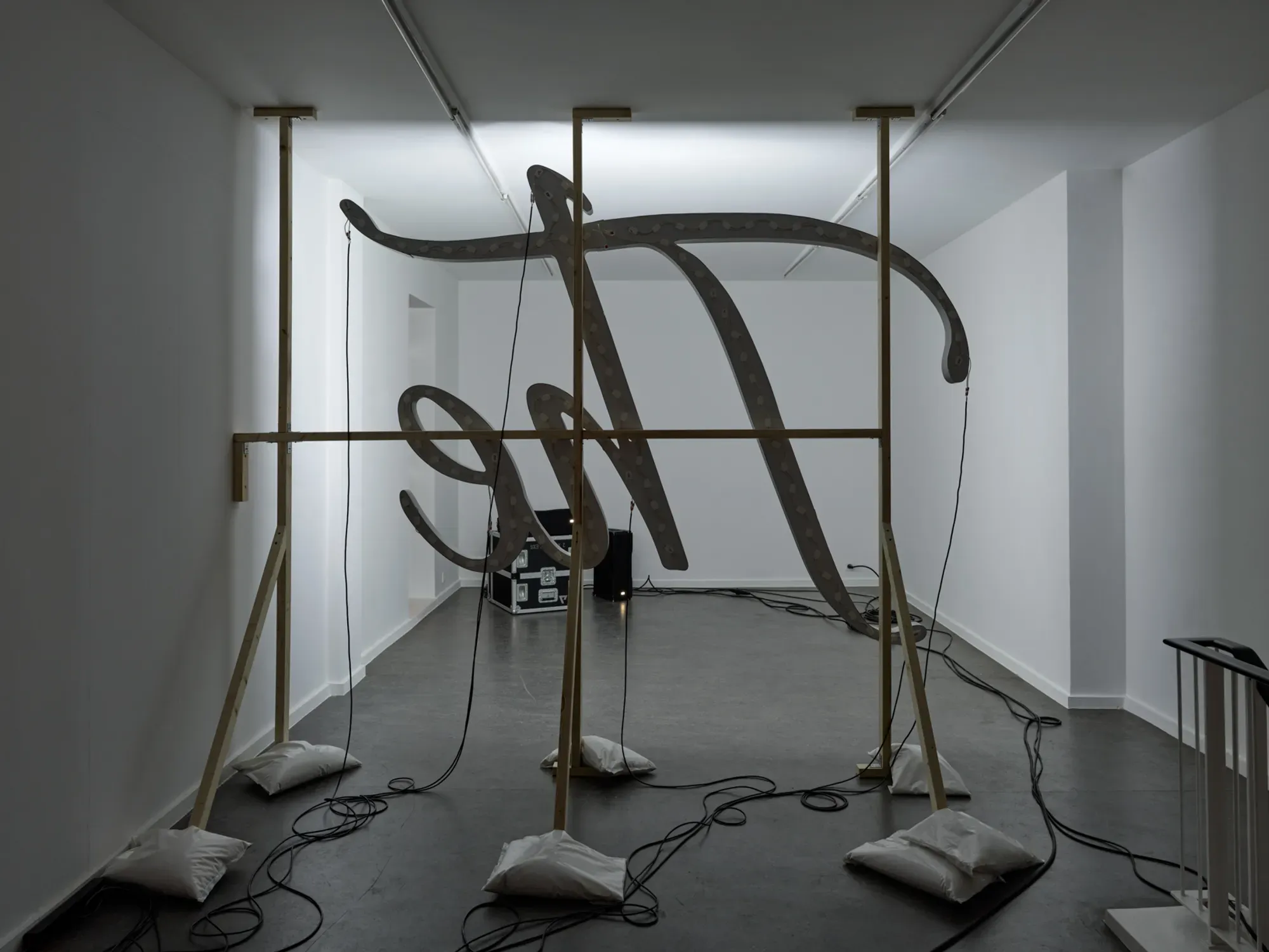 banks violette, installation, tick tack Antwerp 