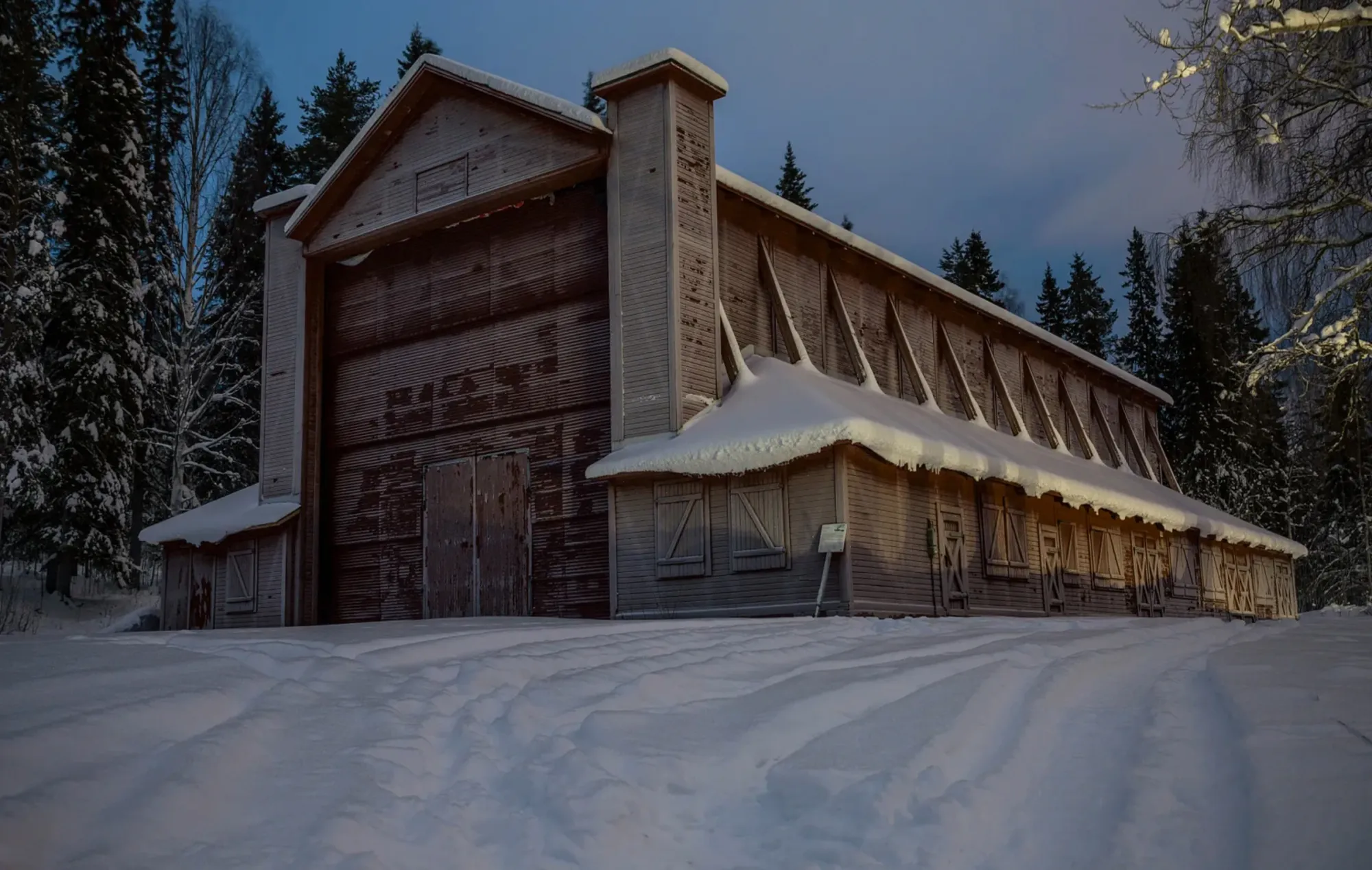 Andreas R Andersson - Exterior view of wooden building in snowy environment, Beowulf project, Boden Luleåbiennalen 2024, Photo by Glömd Historia