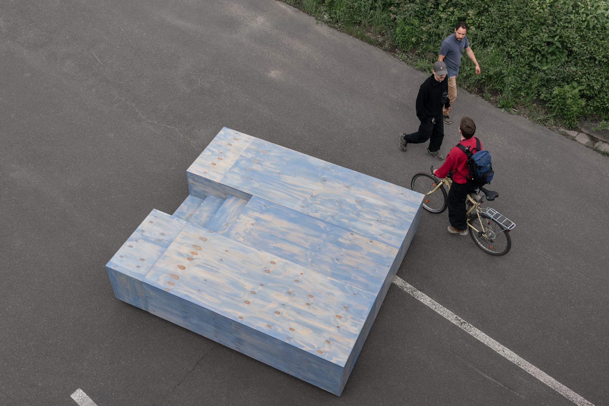 Stasia Grishina Schnauze 2025 installation view Niemandsland Offenbach wooden structure under bridge Artist in Focus by Catapult