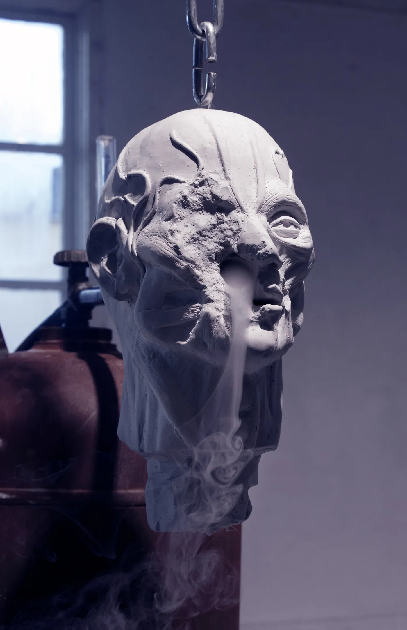 Sculptural head with vapor emerging from mouth, Agonal Gasps, Gallery Verkligheten Umeå 2025, Photo by Fanny Carinasdotter