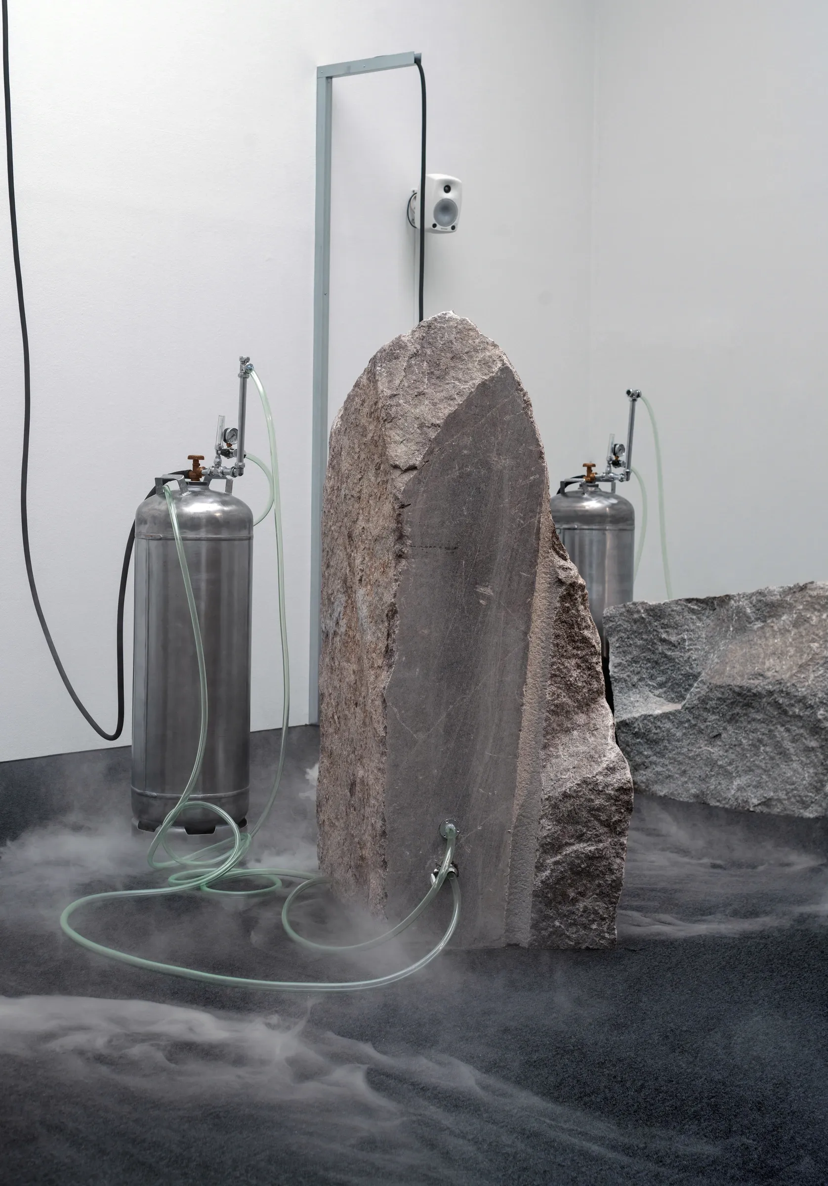 Andreas R Andersson, Detail of rock and metal installation with tubing and vapor, A Burning Crust on Life Support, Göteborgs Konsthall 2012–2022, Photo by Hendrik Zeitler