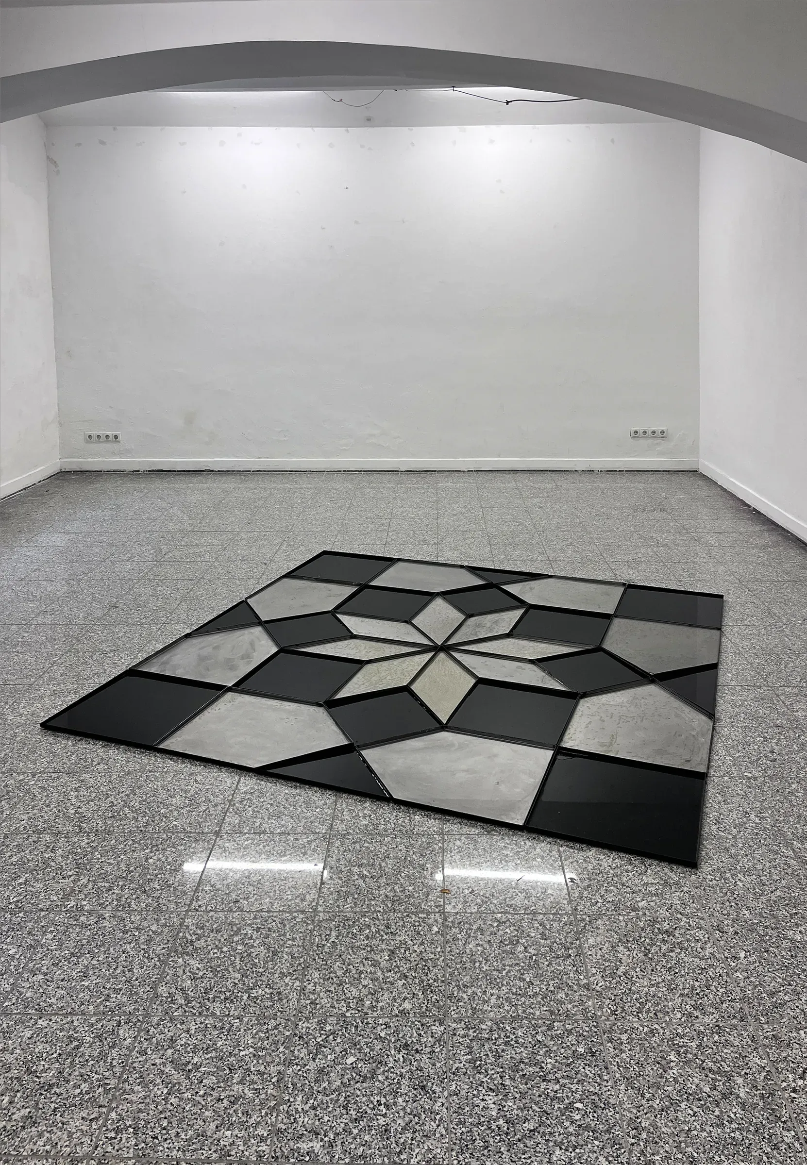 Céline Struger DIE VERHEISSUNG The Foreboding floor installation with geometric steel and water structure