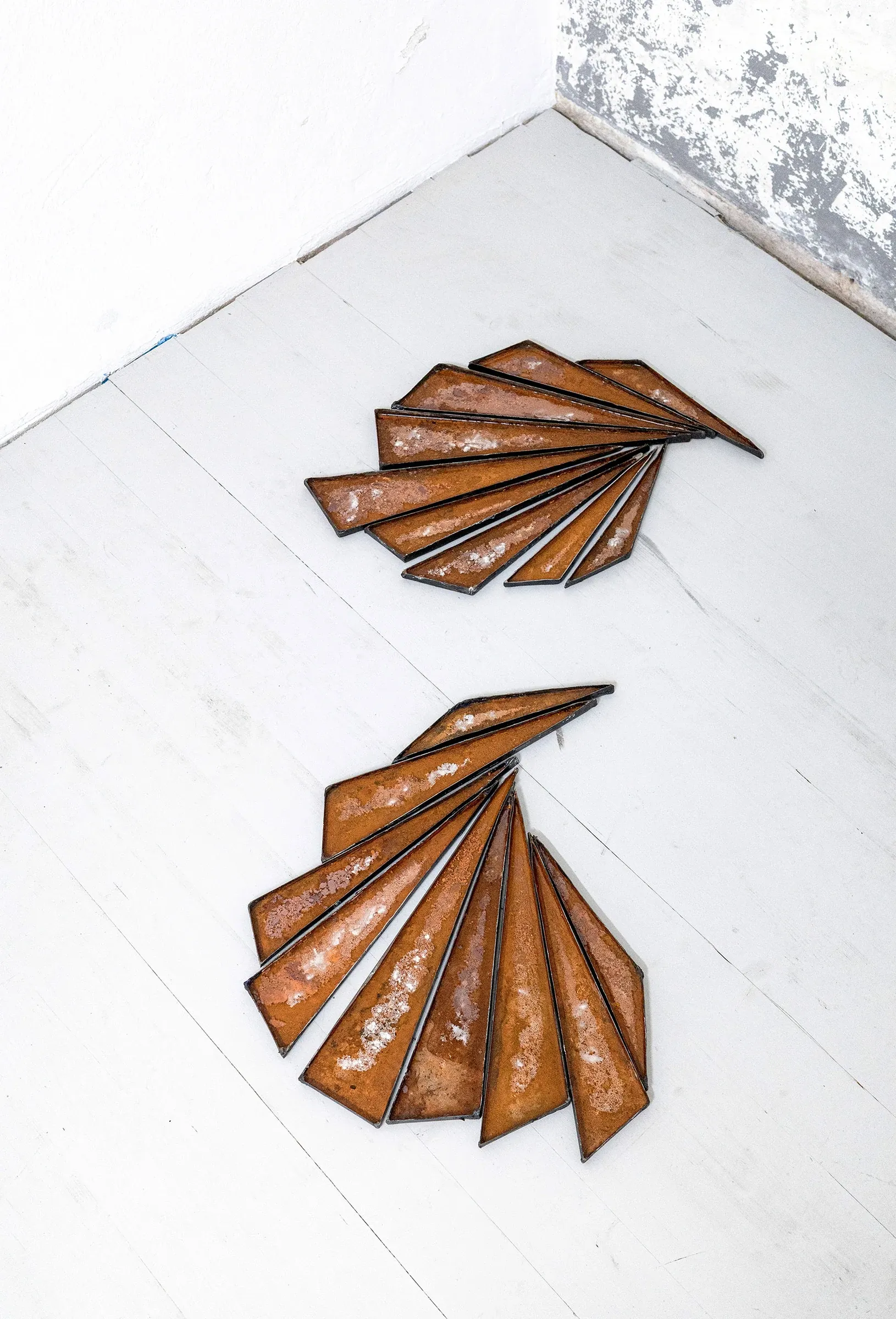 Céline Struger TROSTBLUMEN Solace Flowers steel floor sculptures with rust and phosphorescent pigment arranged in fan shapes