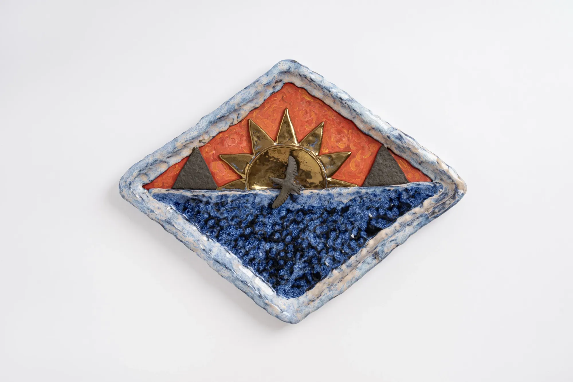 Jeyoon Ryu Seagull Crossing Between Two Islands ceramic detail sun sea bird gold luster glazed ceramic Kyoto