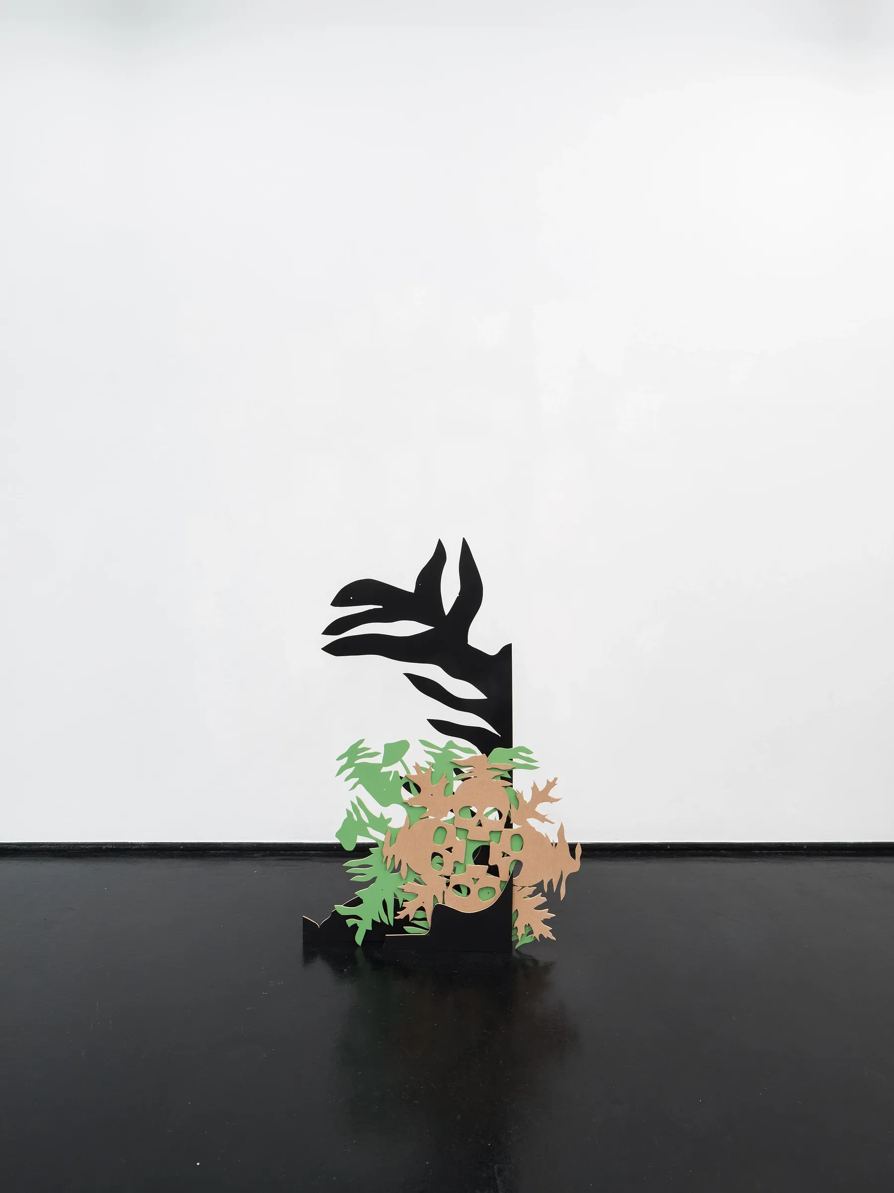 Jörg Reissner PARLAMENT detail small floor sculpture JesuitenFoyer Vienna black silhouette green and wood cutout forms