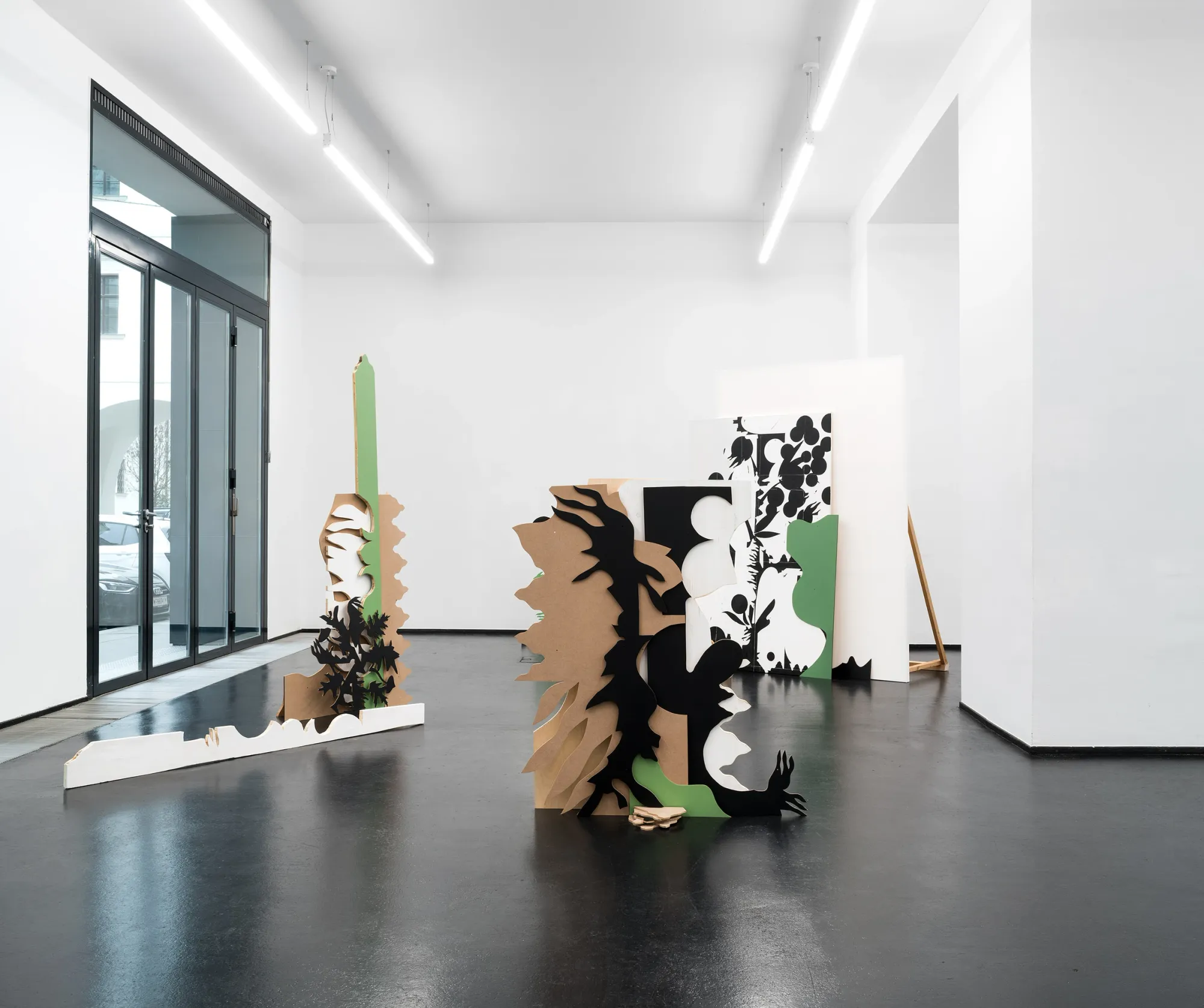 Jörg Reissner PARLAMENT installation view JesuitenFoyer Vienna floor-based sculptural assemblage MDF plywood black white green forms