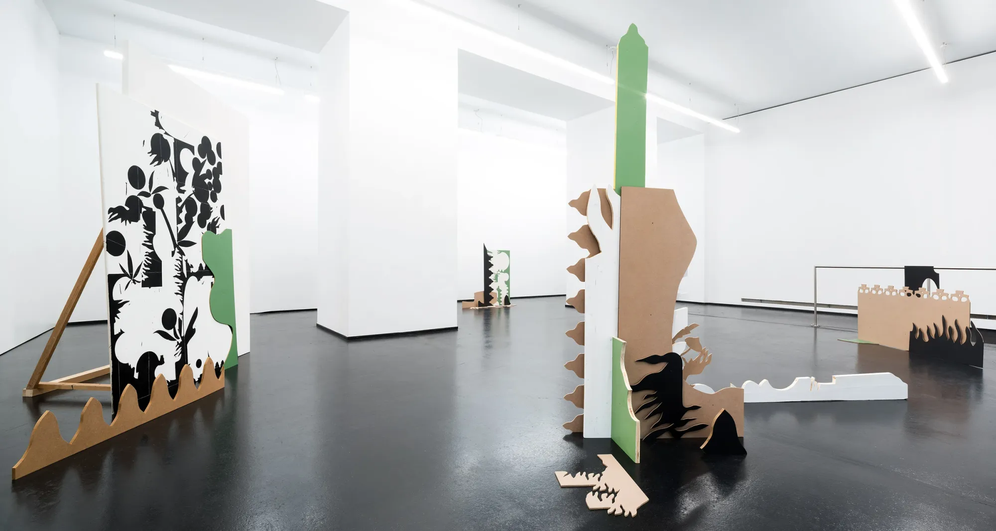 Jörg Reissner PARLAMENT installation view JesuitenFoyer Vienna floor sculptures MDF plywood green vertical element black white forms