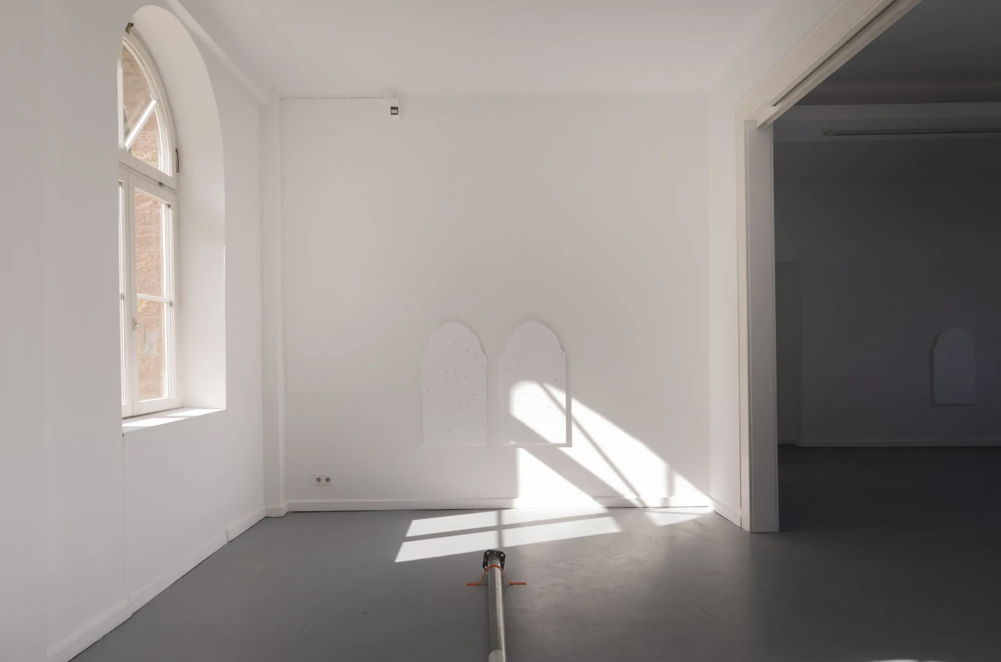 Kunstverein Wilhelmshöhe, minimalistic exhibition view and installation with shadows on the wall
