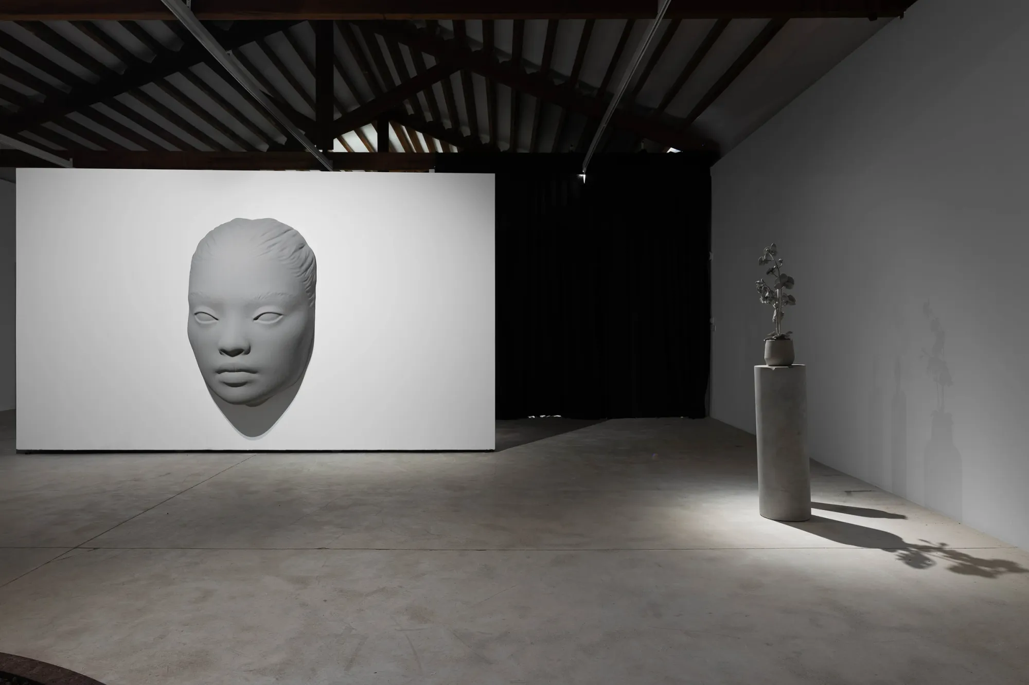 Alejandro Monge, Synthetic Future, LA BIBI Gallery, Palma de Mallorca, 2026, installation view multiple figures