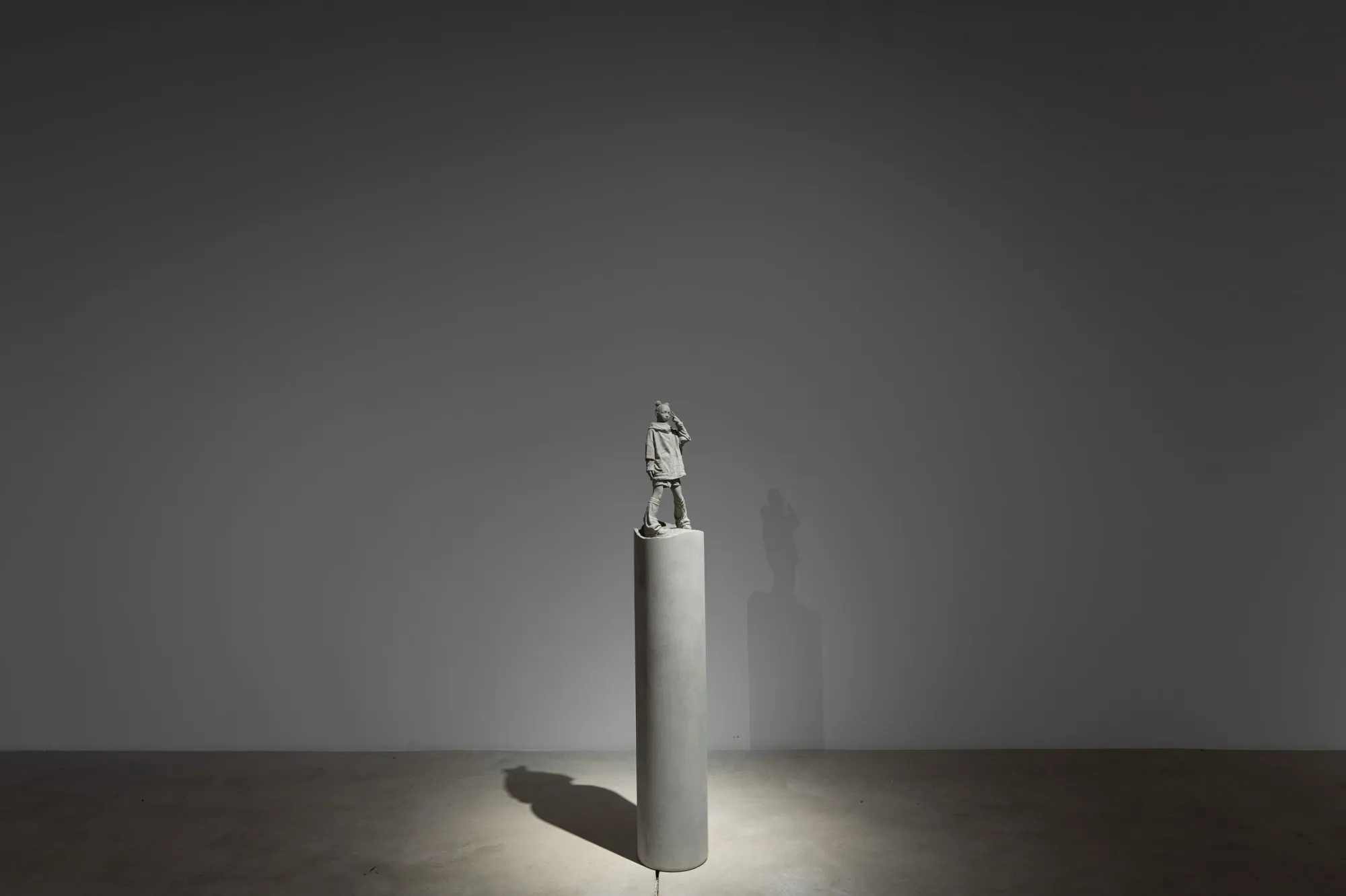 Alejandro Monge, Synthetic Future, LA BIBI Gallery, Palma de Mallorca, 2025, suspended figures installation