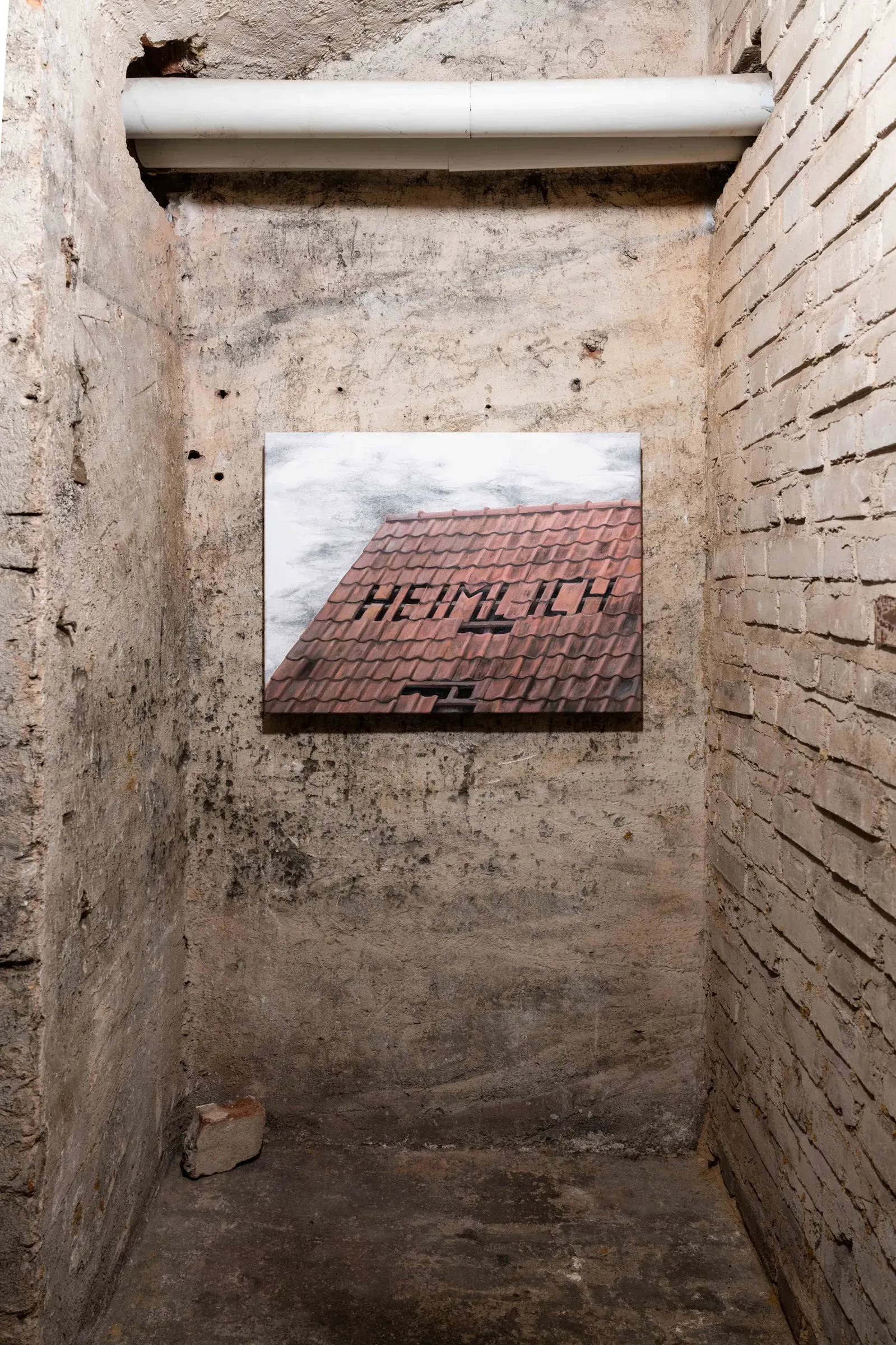 Joschua Yesni Arnaut, ungerne, Galerie 3AP, Frankfurt, 2026, painting of roof with missing tiles and word HEIMLICH in narrow brick corridor