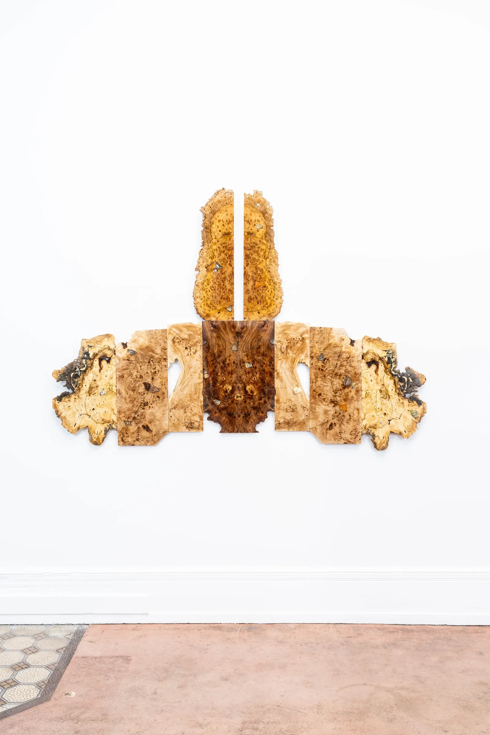 Joschua Yesni Arnaut, Times of Grace Neurosis, Galerie 3AP, Frankfurt, 2026, guitar body blanks arranged on white wall in totem-like formation