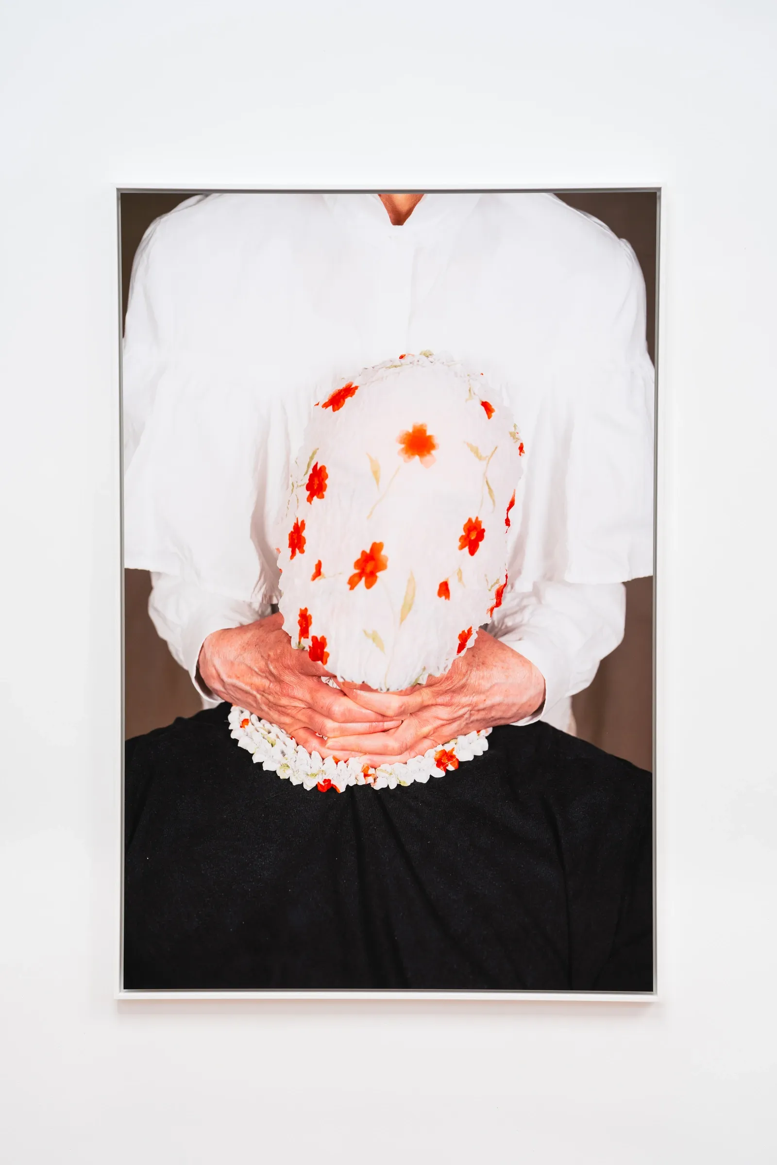 Joschua Yesni Arnaut, ungerne, Galerie 3AP, Frankfurt, 2026, close-up of hands pressing floral cloth over a head