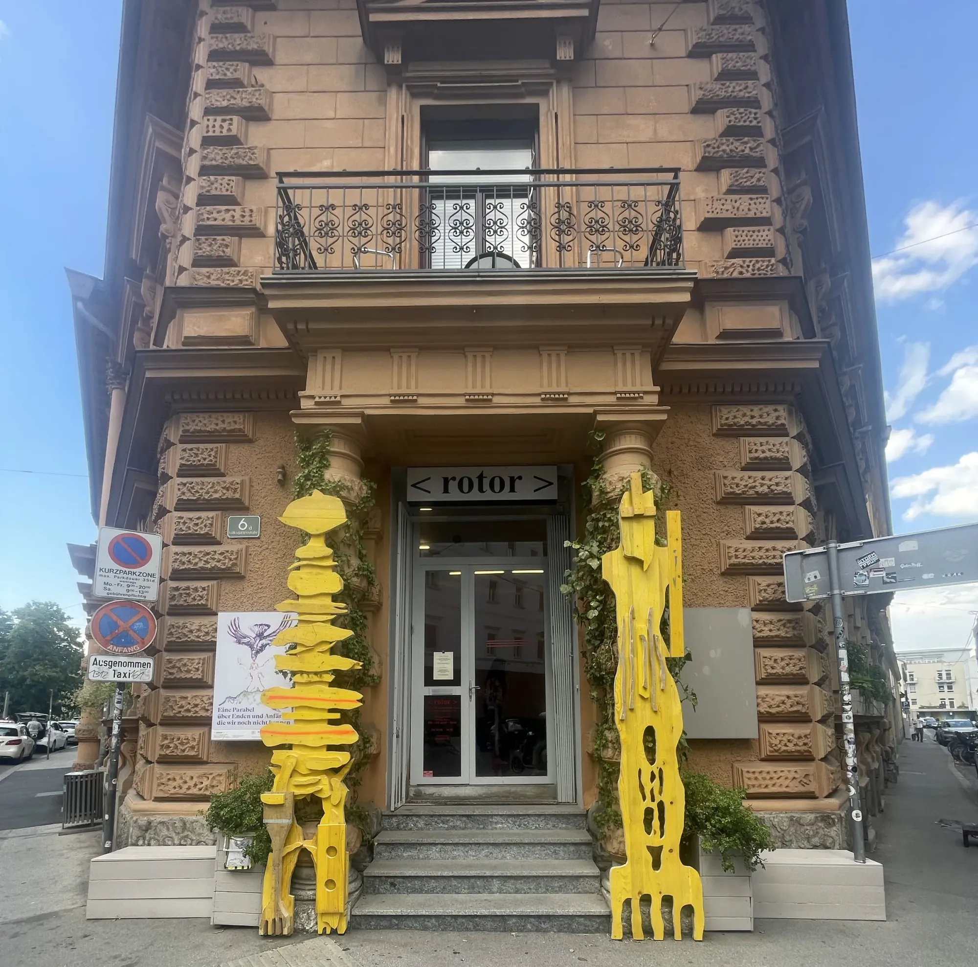 Ernst Koslitsch, A Parable for Endings and Beginnings, rotor, Graz, 2026, two carved wood figures flanking the gallery entrance