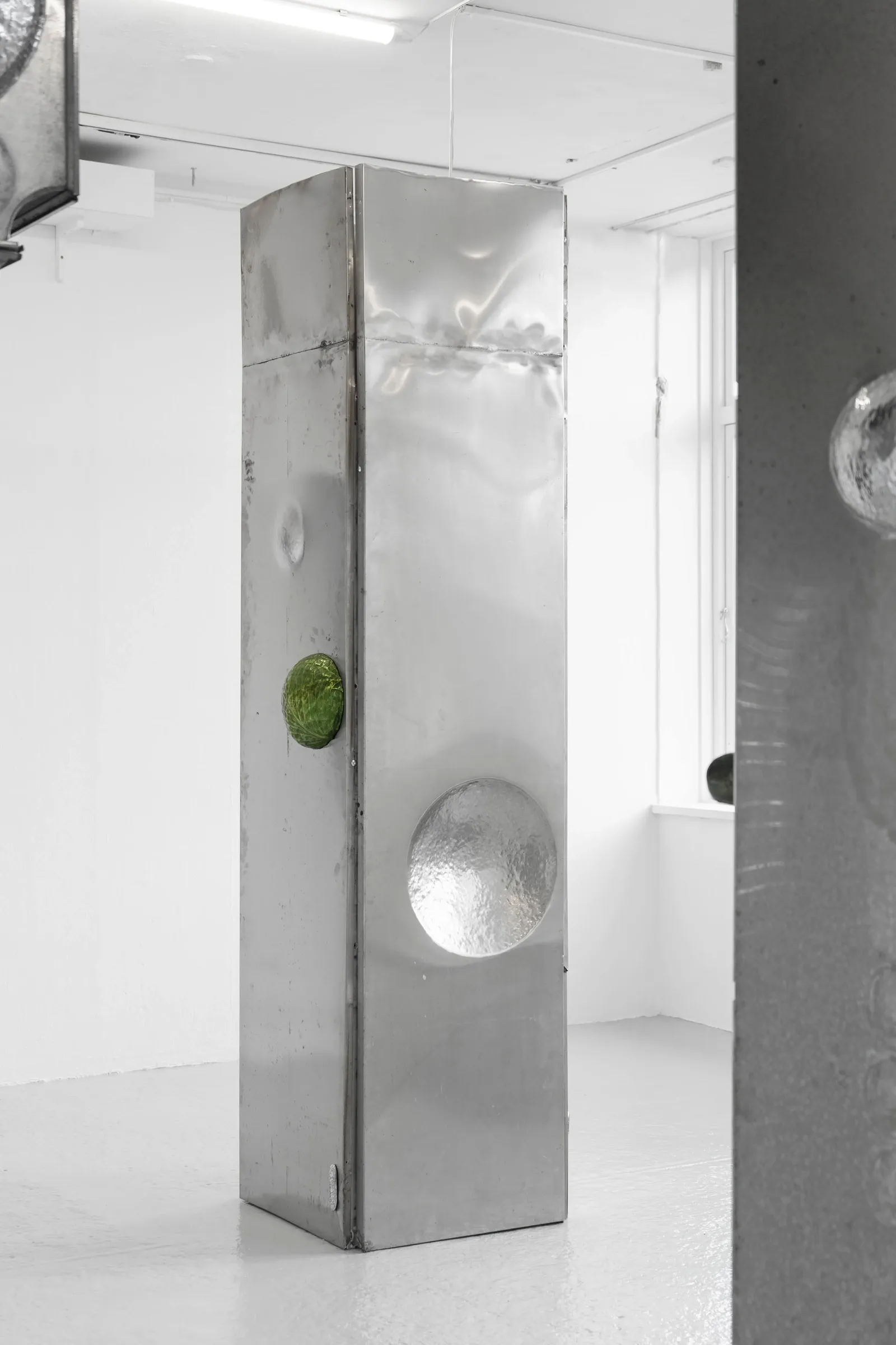 Matti Sumari, We can't sing but we do, Skånes konstförening, Malmö, 2026, detail of steel column with cast green element