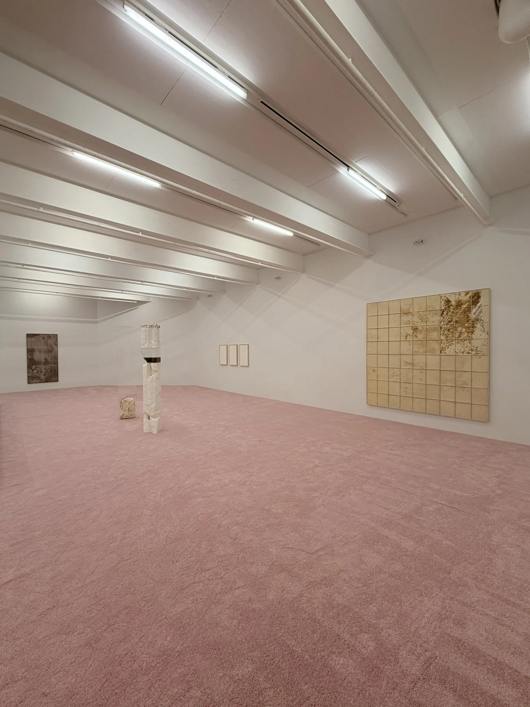 Patrick Bérubé, (Ce)pendant [(Now)ever], Musée d'art de Joliette, 2026, room view with wall grid panel and floor sculptures