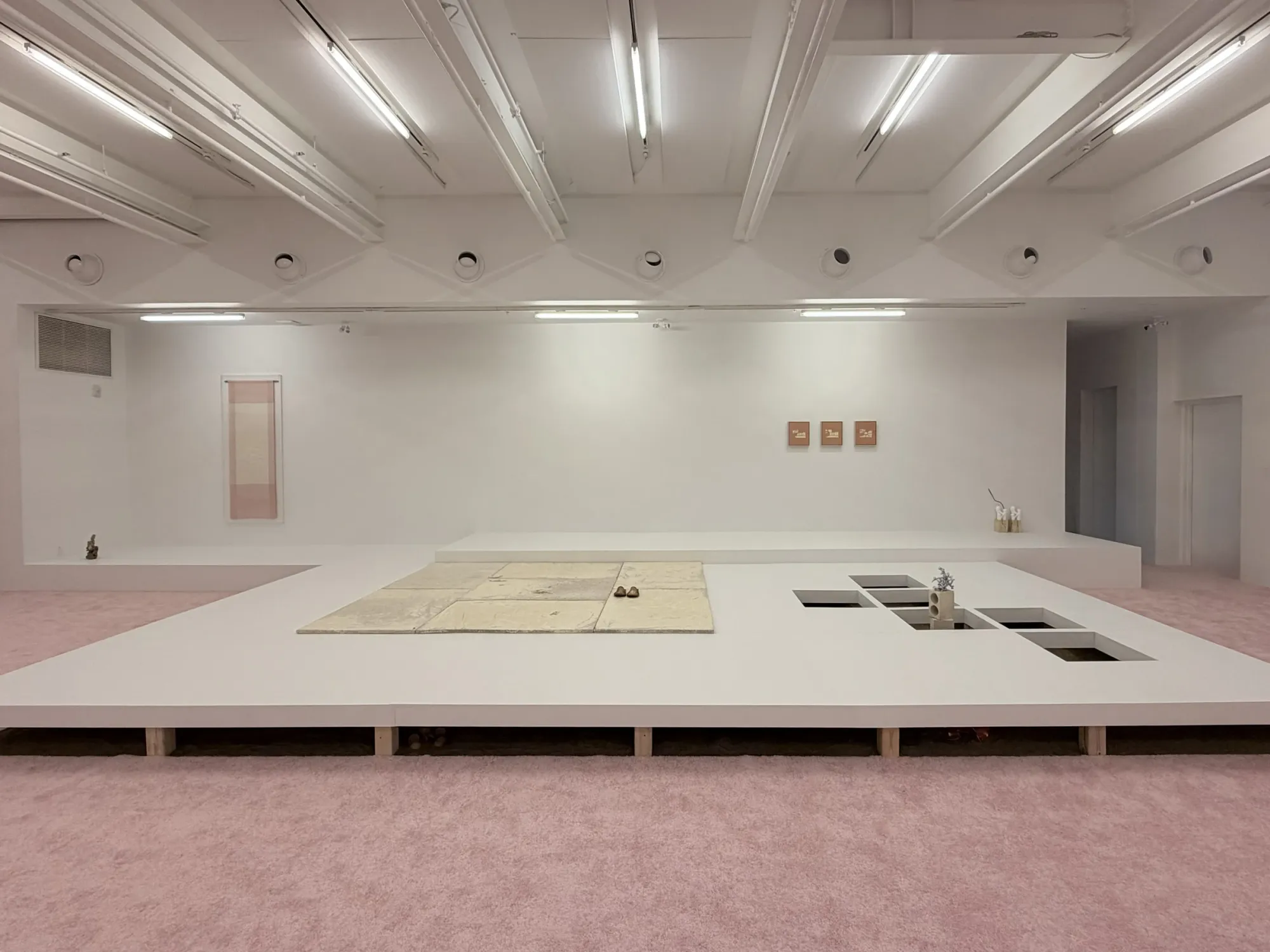 Patrick Bérubé, exhibition review, (Ce)pendant [(Now)ever], Musée d'art de Joliette, 2026, room view with hanging textile and floor installation