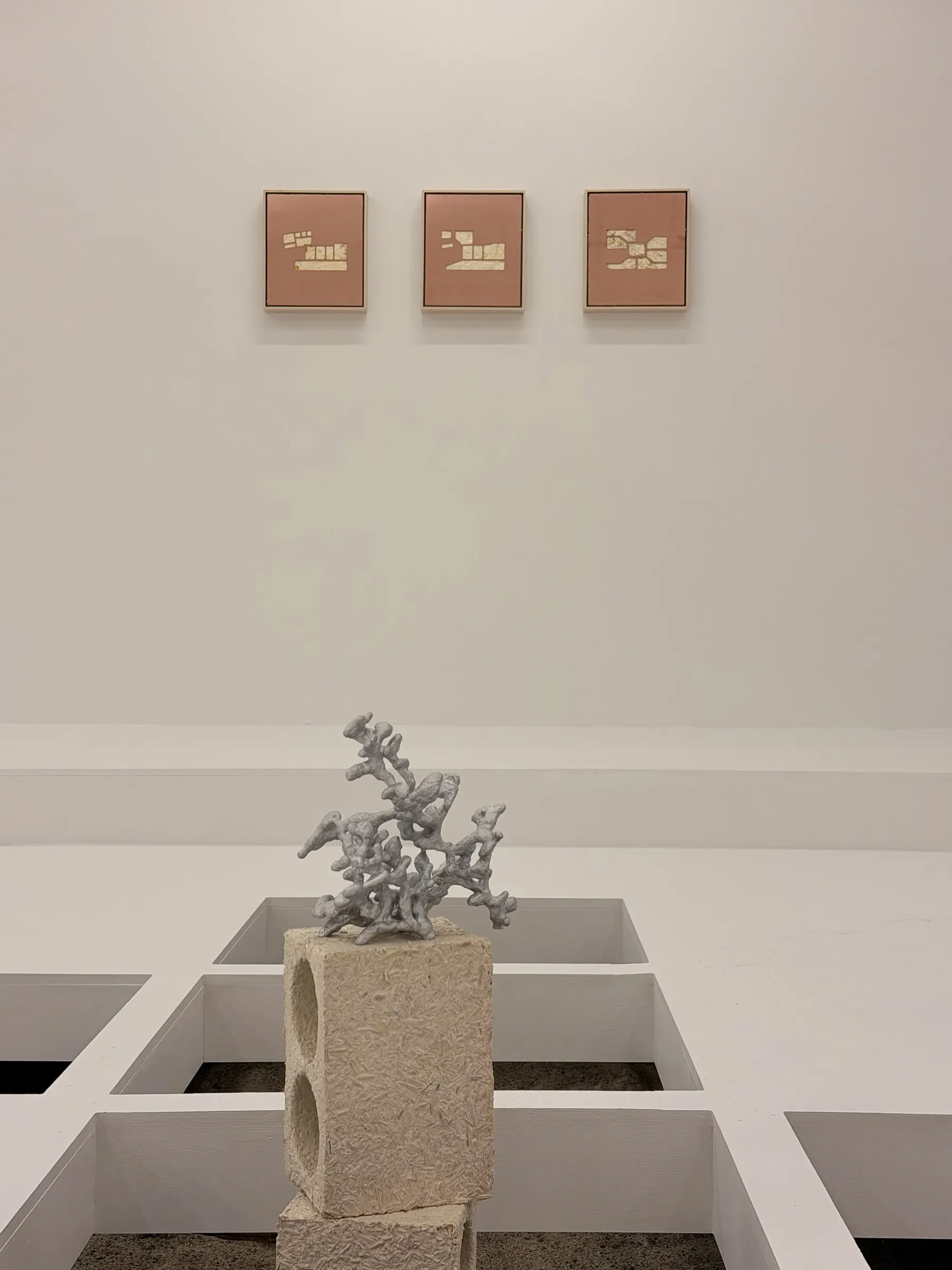 Patrick Bérubé, Ecological link, (Ce)pendant [(Now)ever], Musée d'art de Joliette, 2026, branching sculpture on a raw plinth