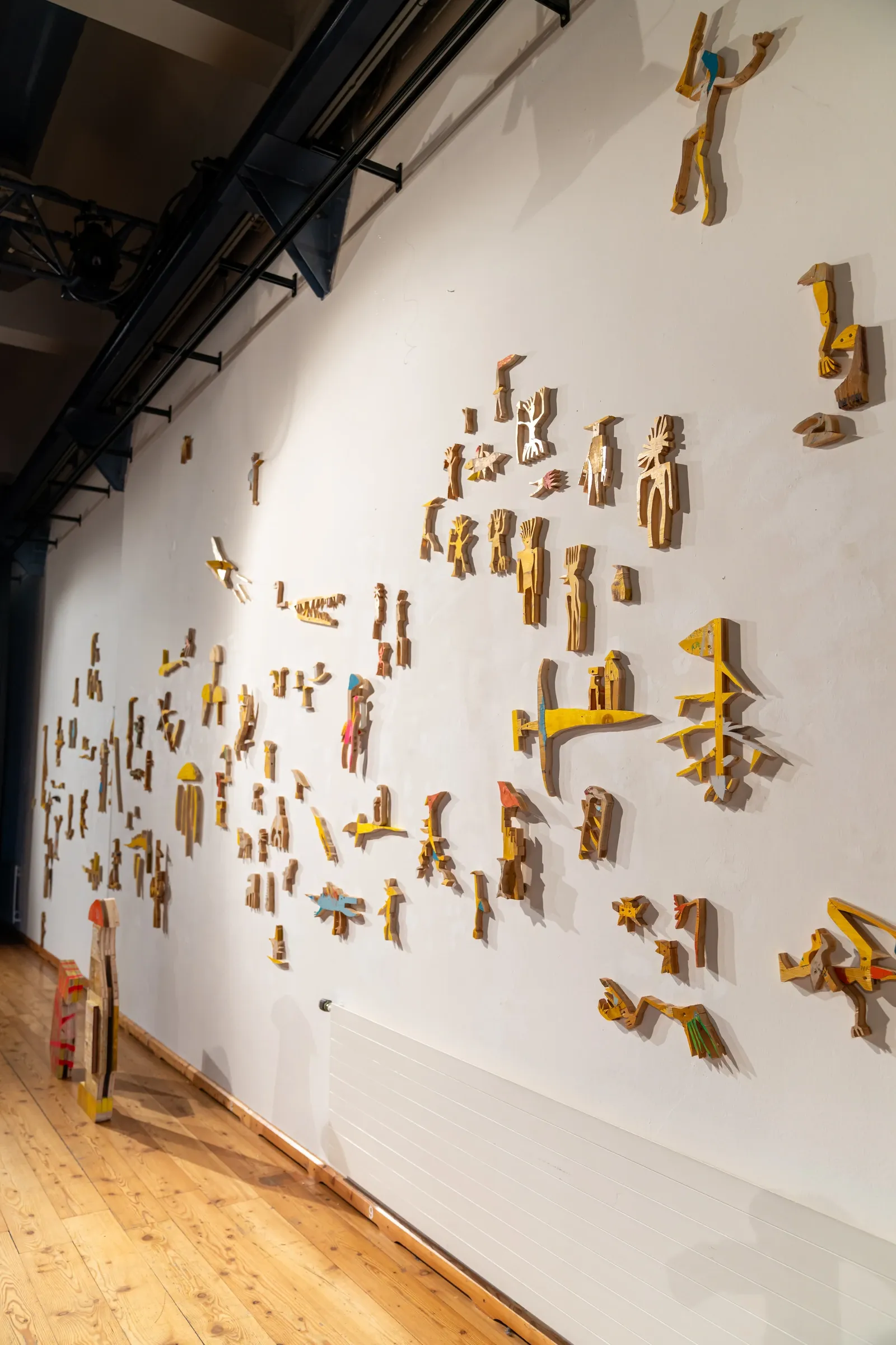 Exhibition review of Ernst Koslitsch: TRANSFER at Kulturforum Laßnitzhaus, Deutschlandsberg, 2026. A dark mural wall with painted figures, jellyfish and architectural fragments.