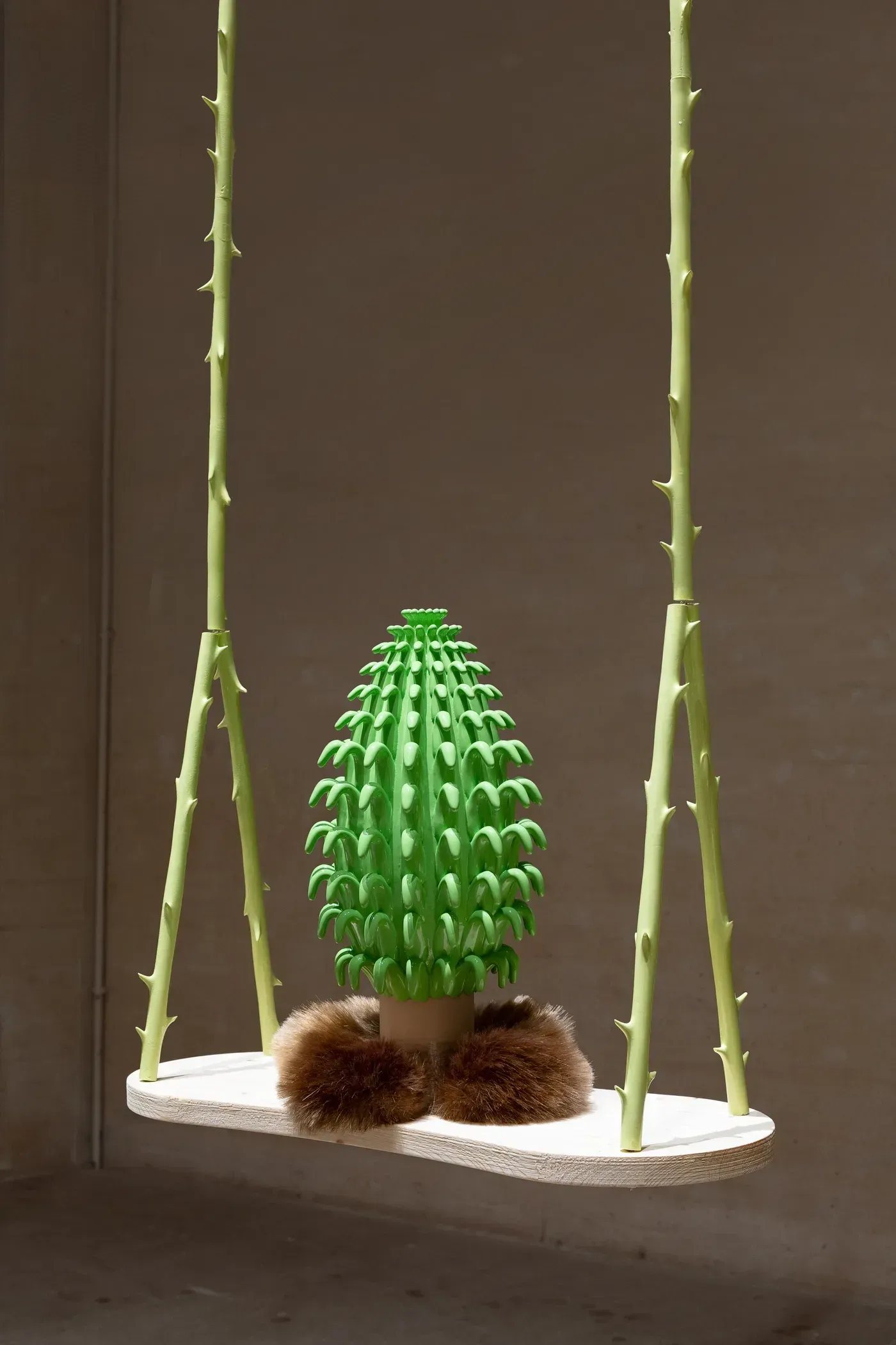 Grip Face, Utopía del Lodo, Sashimi de Bruma, sculptural playground installation with bright green organic forms, fur and thorn-like supports.