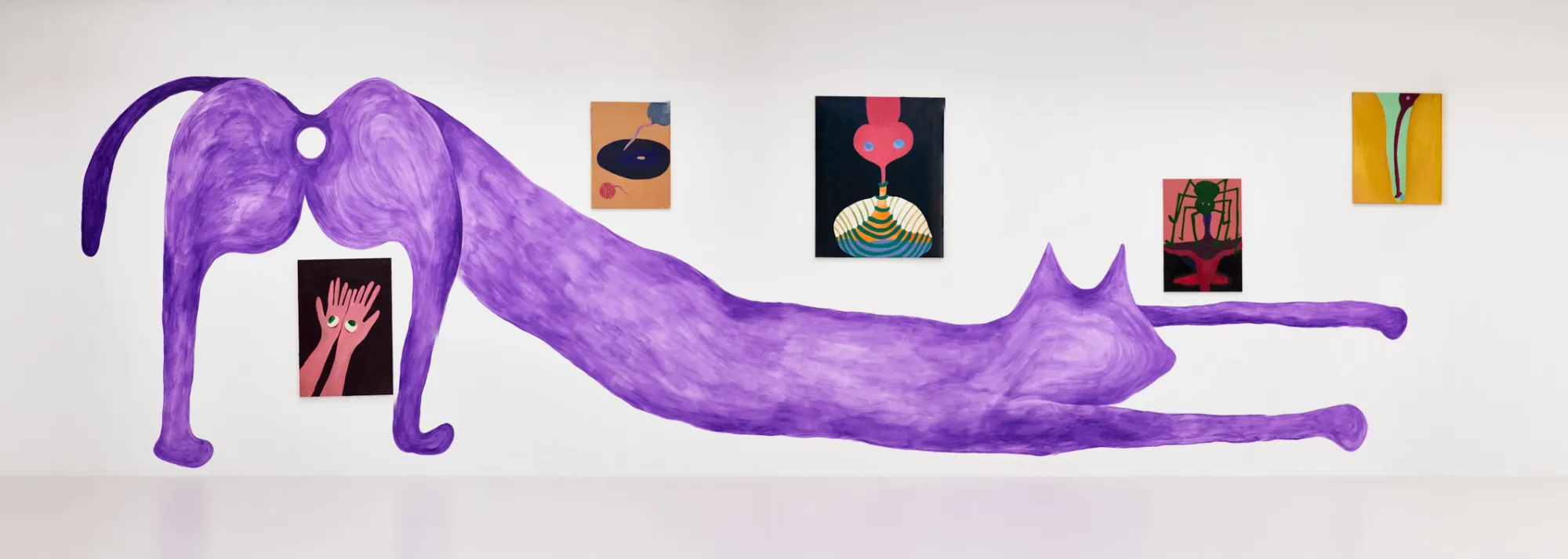 Exhibition review of Kallirroi Ioannidou: Galvanizing Memories at Kallmann-Museum, Ismaning, 2026. Panoramic view of the gallery room with both purple murals and the smaller paintings between them.