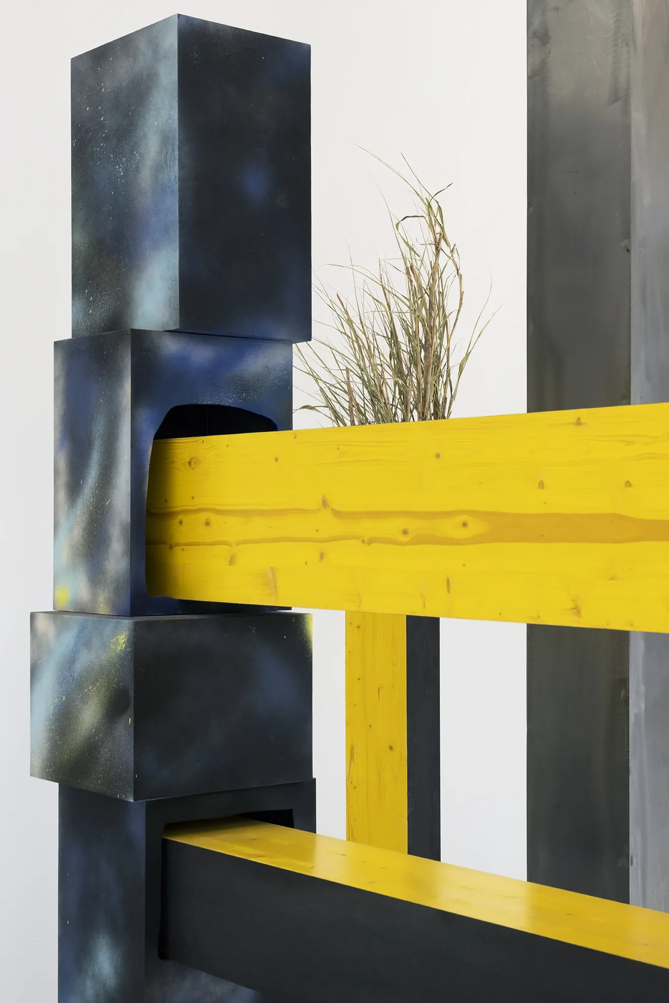 Exhibition review of Leah Dixon: Tartan Tartana at Spiritvessel, Espinavessa, 2026. Close-up of a yellow wood beam bolted into blue marbled enamel steel blocks.