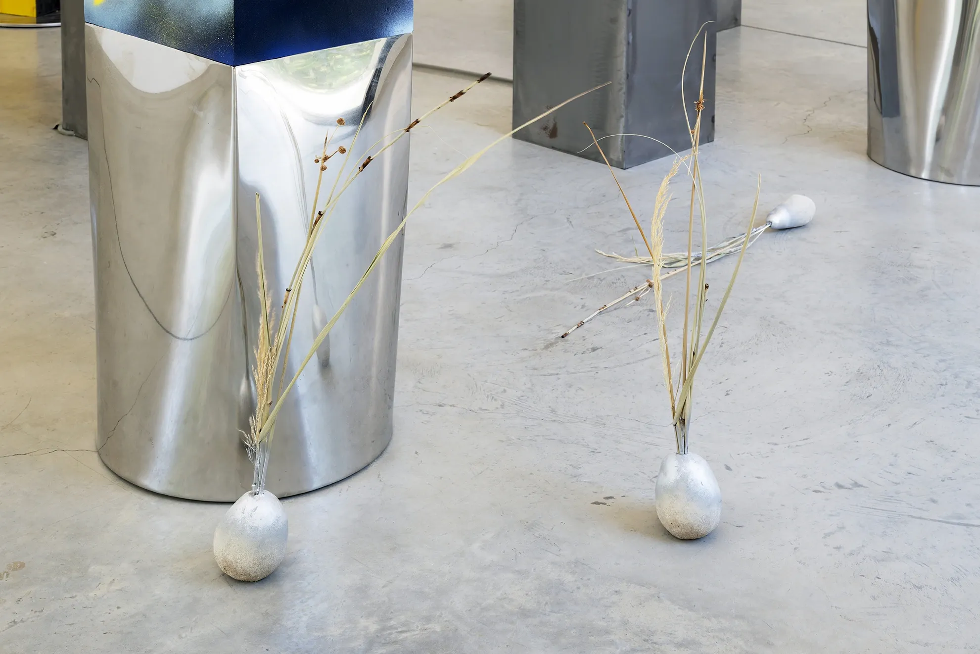 Exhibition review of Leah Dixon: Tartan Tartana at Spiritvessel, Espinavessa, 2026. Mirrored steel legs and a pale resin onion form resting on a concrete floor.
