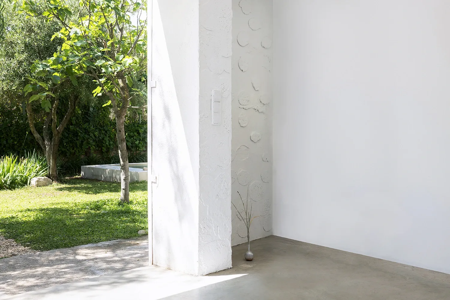 Exhibition review of Leah Dixon: Tartan Tartana at Spiritvessel, Espinavessa, 2026. Gravel path through a garden leading toward the stone gallery entrance.