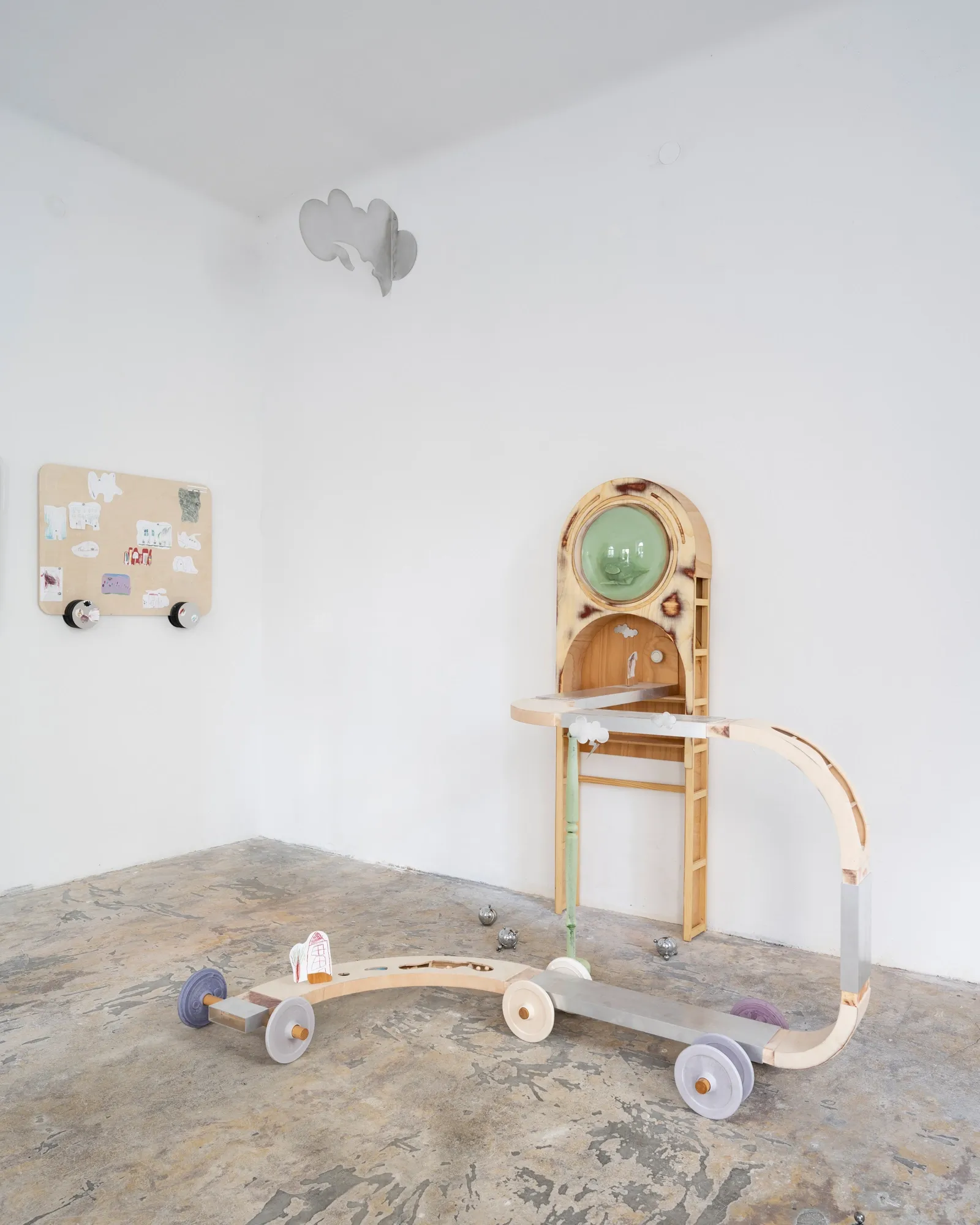 Exhibition review of Sebastian Scholz: ludo at global international, Vienna, 2026. Close-up of a convex glass porthole holding a pale green carved duck form