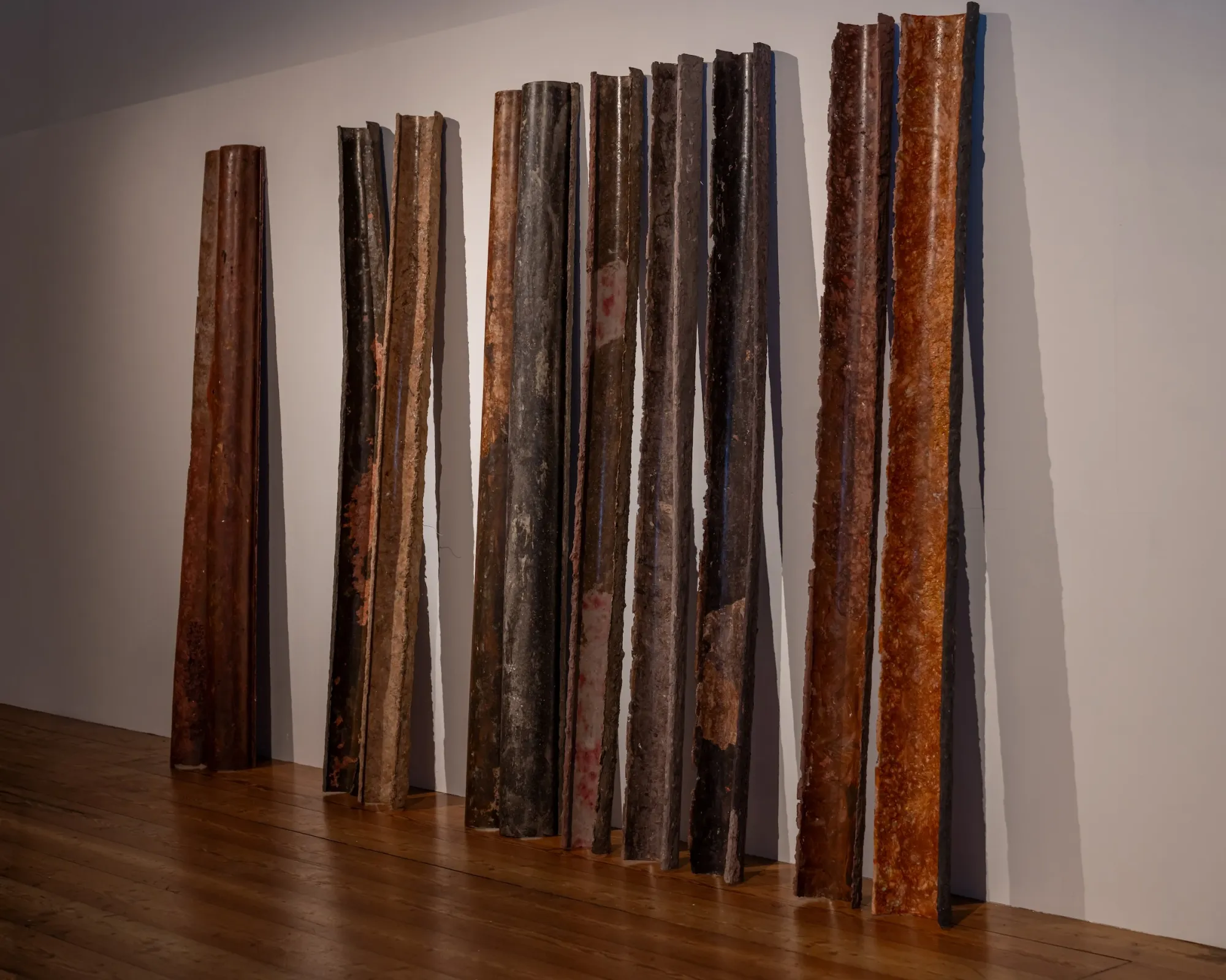 catapult contemporary art platform Exhibition review of Sonnhild Essl: TRANSFER at Kulturforum Laßnitzhaus, Deutschlandsberg, 2026. A row of paper mâché casts of gutters and pipes leaning against a wall.