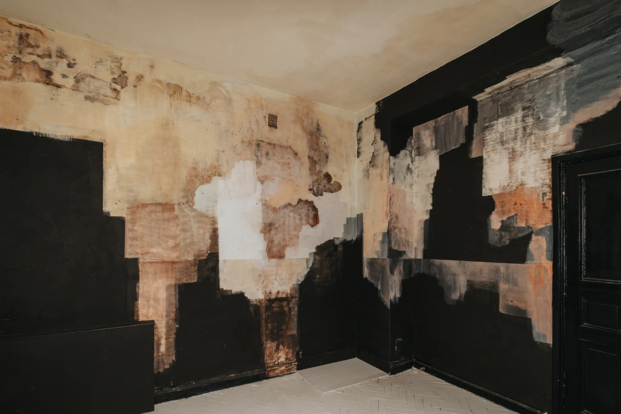 Exhibition review of Paulina Semkowicz: Residency: The Wall at Galeria S35, Łódź, 2026. Room corner with a large peach and white pigment field reaching from ceiling toward the floor over black.