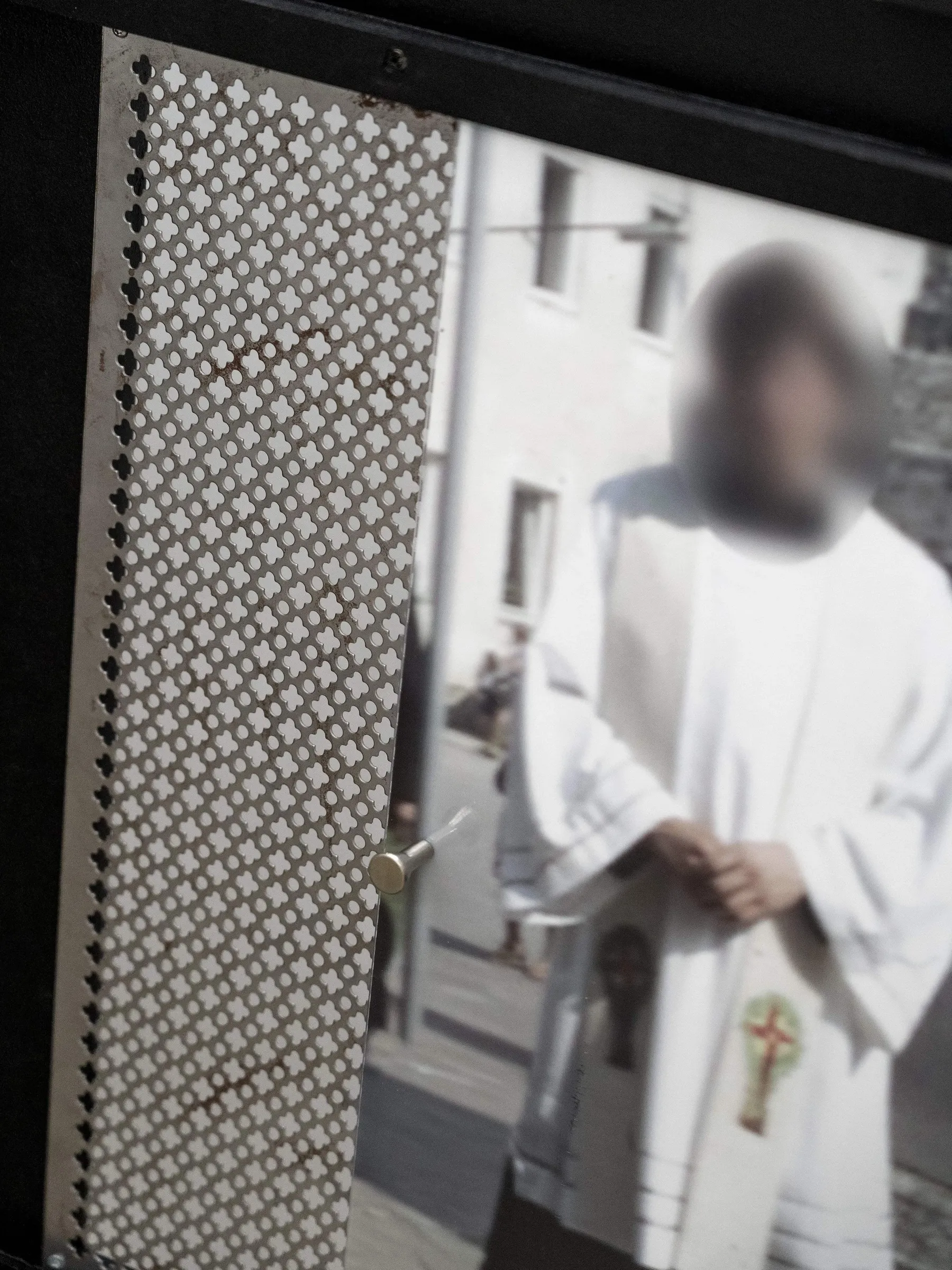 Exhibition review of AUSGEWEIDET / GUTTED at WAF Galerie, Vienna, 2026. Rusting perforated metal grille beside a photograph of a figure in white.